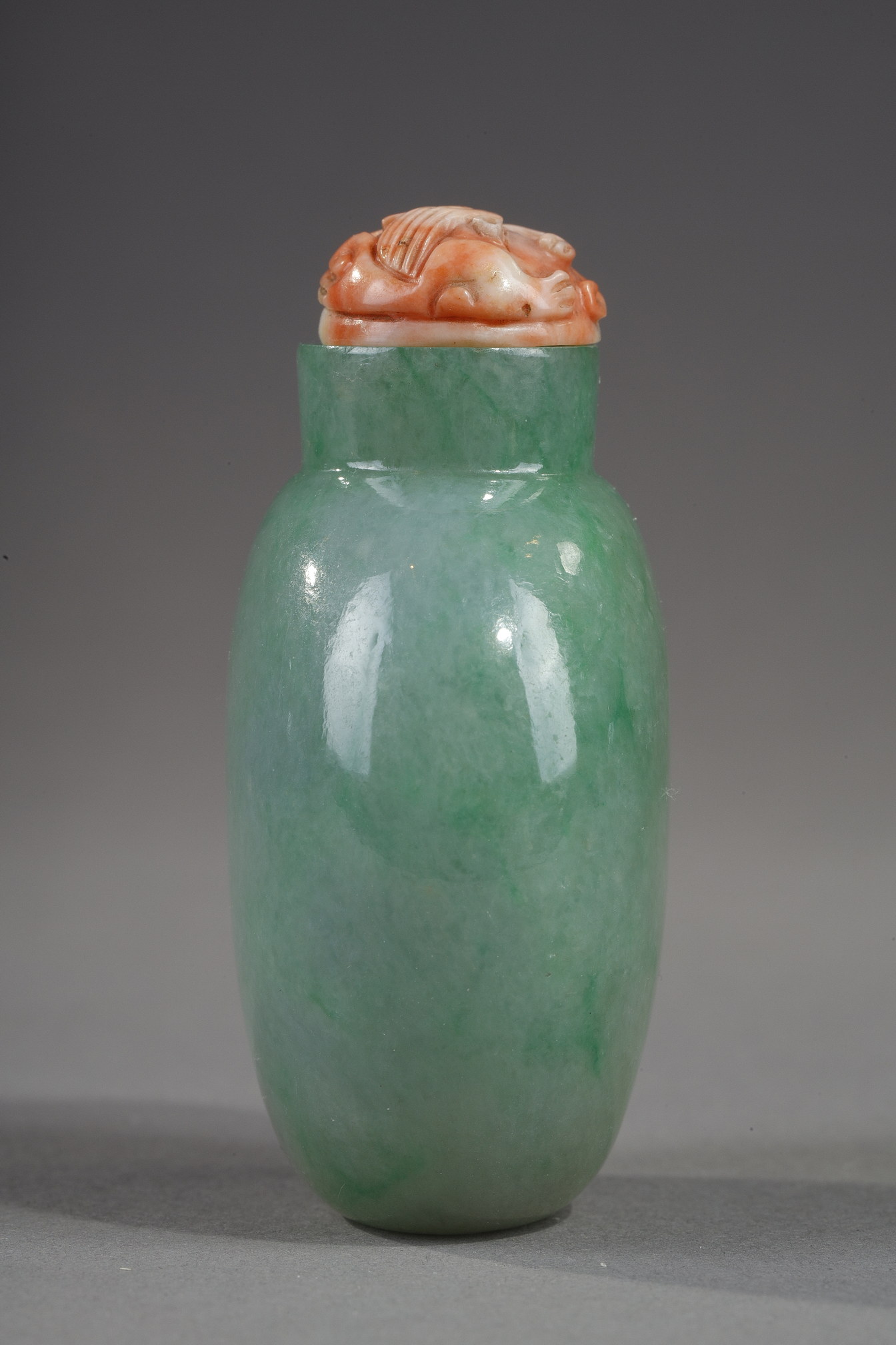 Tabatières : Flacon tabatière en jadeite vert pomme - chine 1800/1860
Bouchon en corail sculpté d un dragon