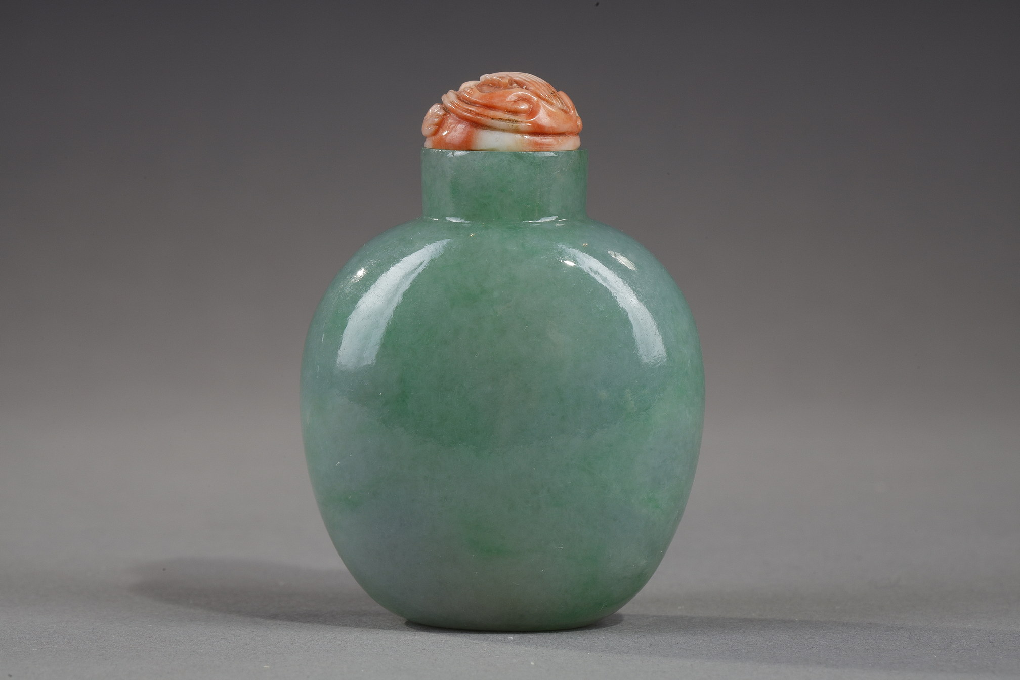 Tabatières : Flacon tabatière en jadeite vert pomme - chine 1800/1860
Bouchon en corail sculpté d un dragon