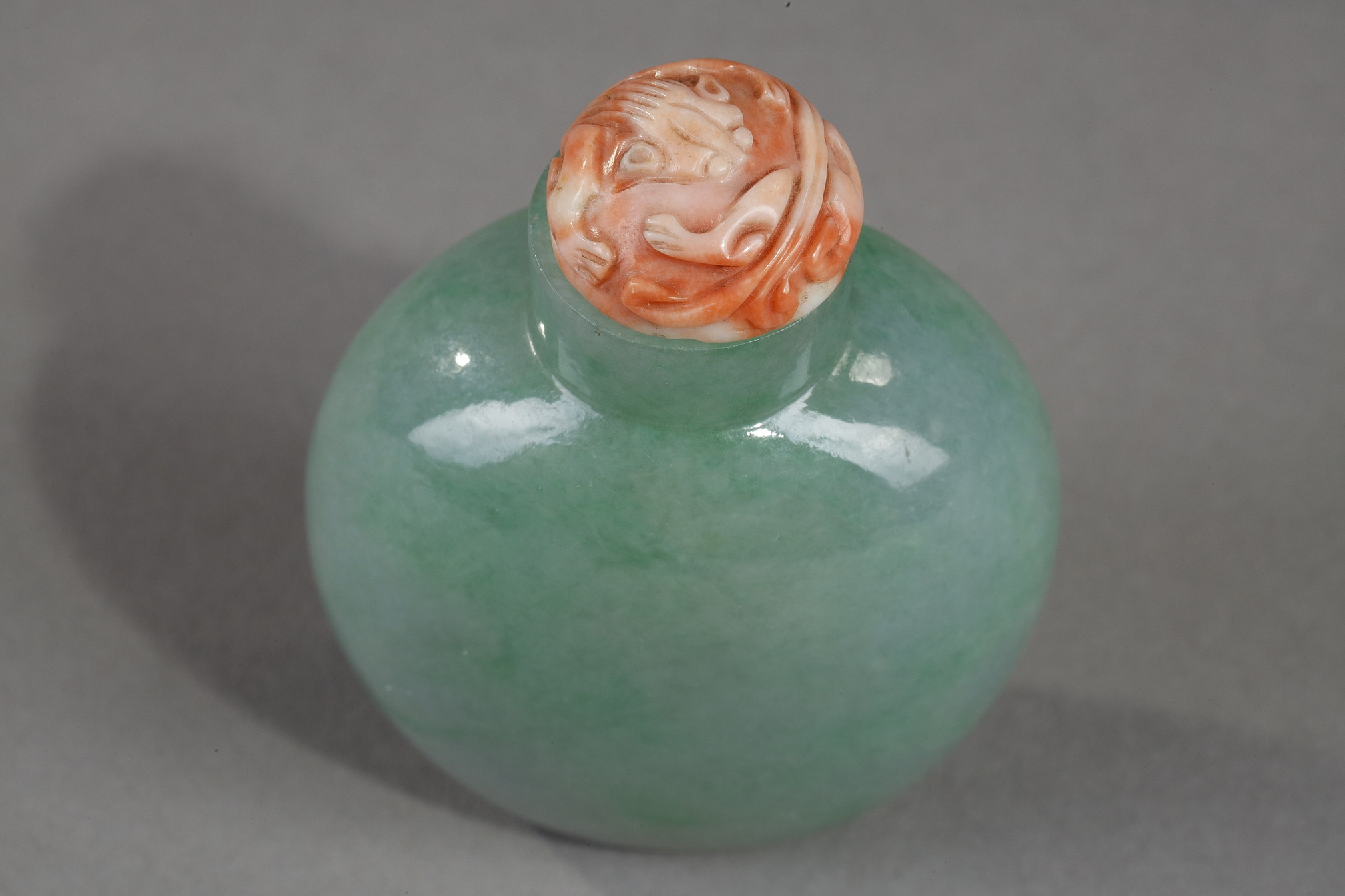 Tabatières : Flacon tabatière en jadeite vert pomme - chine 1800/1860
Bouchon en corail sculpté d un dragon