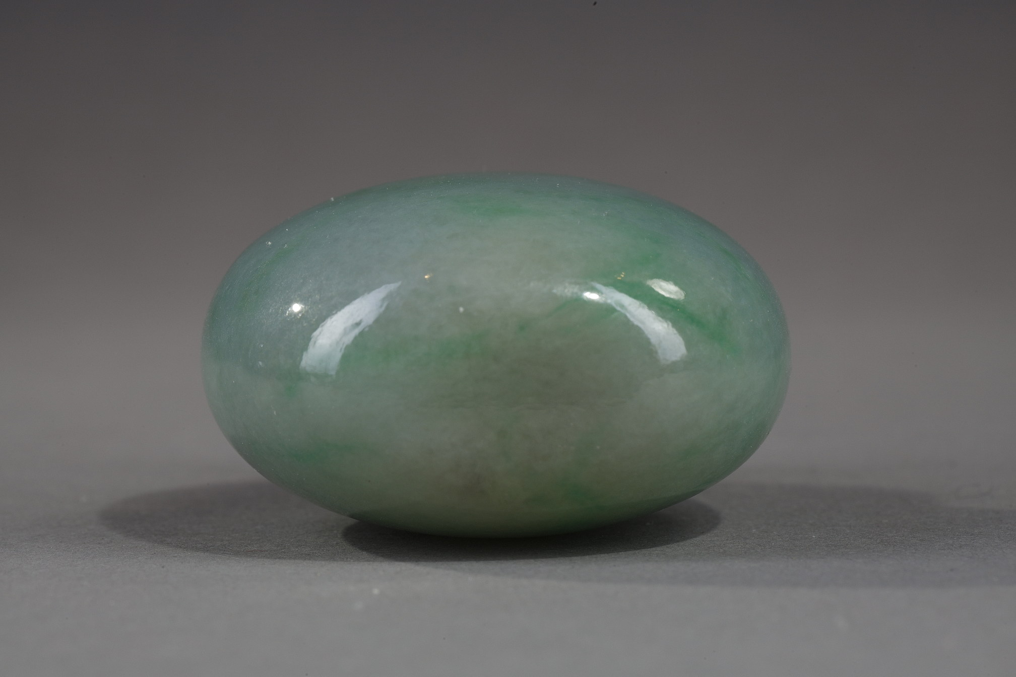 Tabatières : Flacon tabatière en jadeite vert pomme - chine 1800/1860
Bouchon en corail sculpté d un dragon
