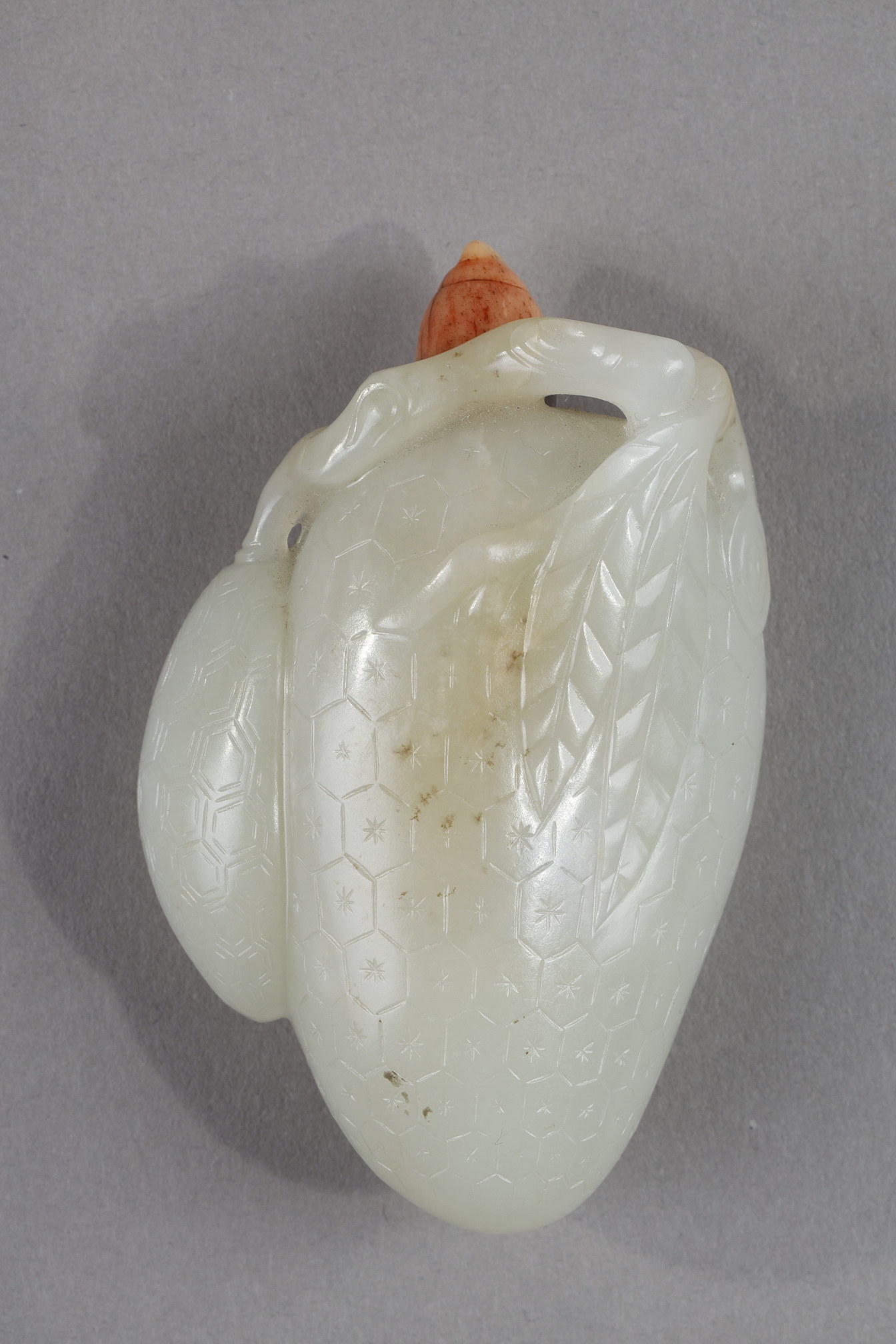 Tabatières : Flacon tabatière en jade nephrite en forme de deux fruits finement incisés Chine 1750/1850