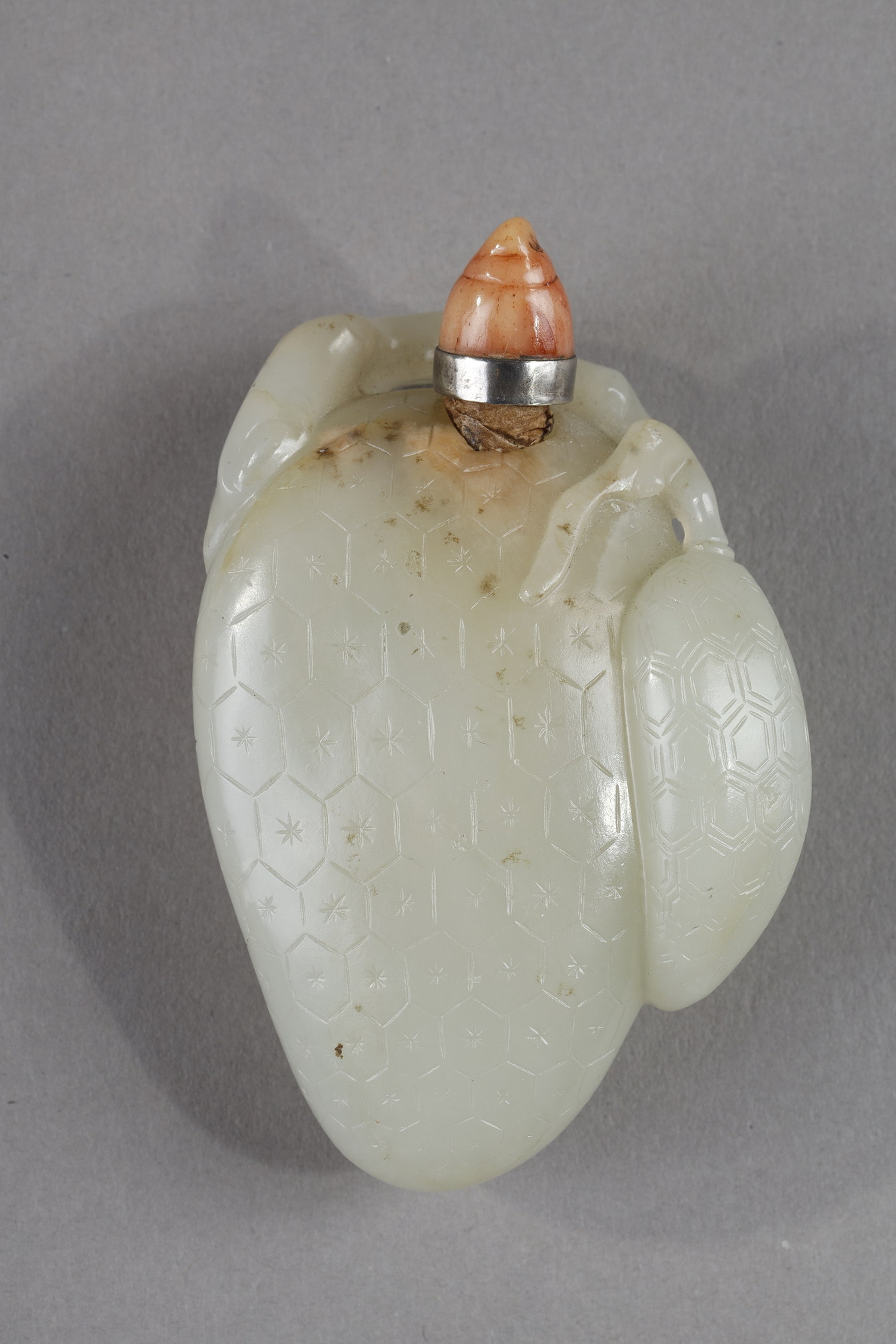 Tabatières : Flacon tabatière en jade nephrite en forme de deux fruits finement incisés Chine 1750/1850