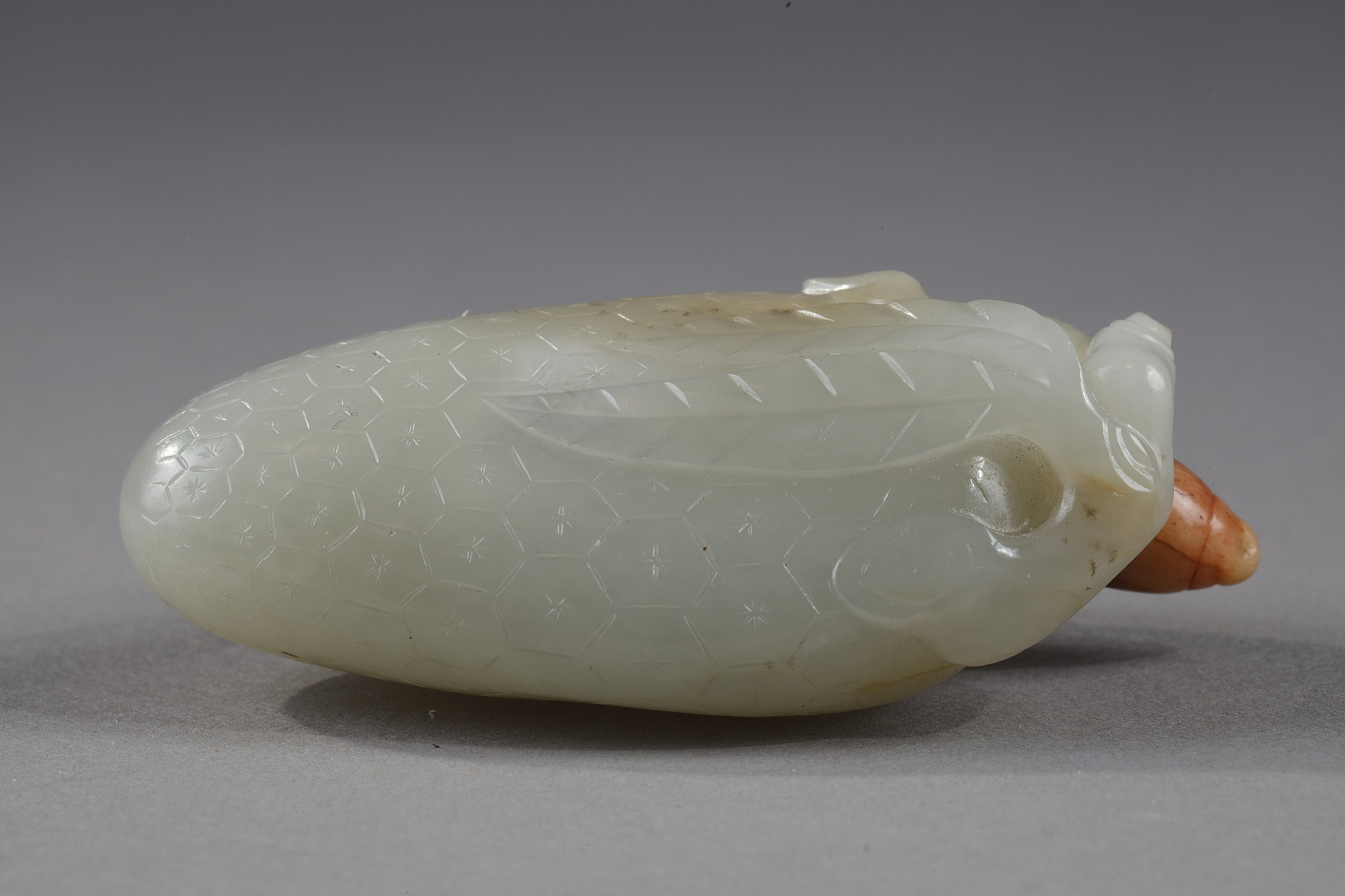 Tabatières : Flacon tabatière en jade nephrite en forme de deux fruits finement incisés Chine 1750/1850