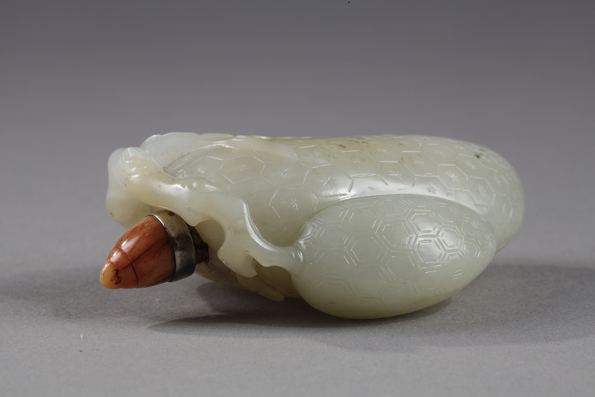 Tabatières : Flacon tabatière en jade nephrite en forme de deux fruits finement incisés Chine 1750/1850