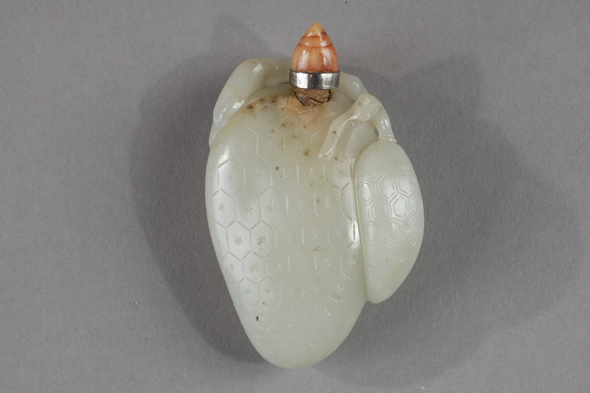Tabatières : Flacon tabatière en jade nephrite en forme de deux fruits finement incisés Chine 1750/1850