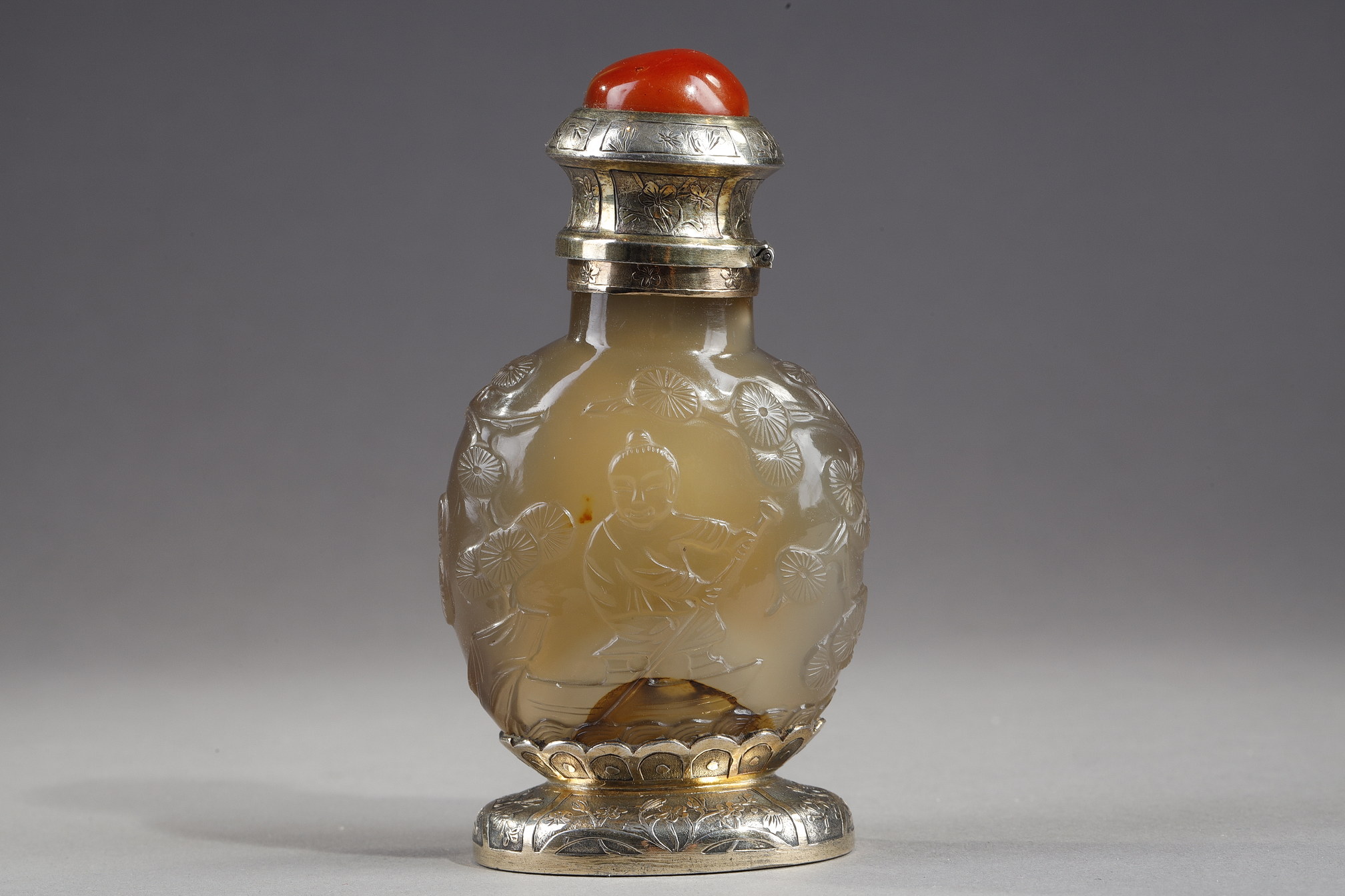 Snuff Bottles : Rare snuff bottle in agate carved and mounted in gilded brick - China 19th century for the snuffbottle and 20em for the mount probably made by Leb Kueenner for the house Yamanaka New York (Signature difficult to read)