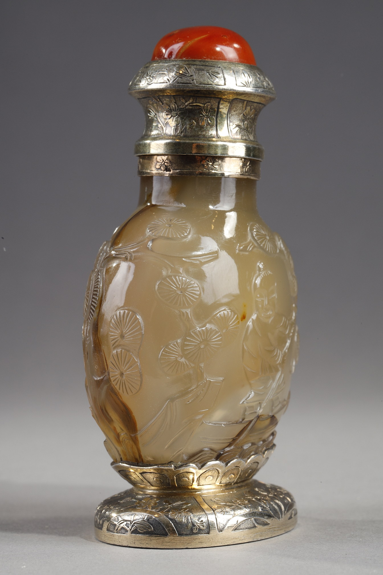 Snuff Bottles : Rare snuff bottle in agate carved and mounted in gilded brick - China 19th century for the snuffbottle and 20em for the mount probably made by Leb Kueenner for the house Yamanaka New York (Signature difficult to read)