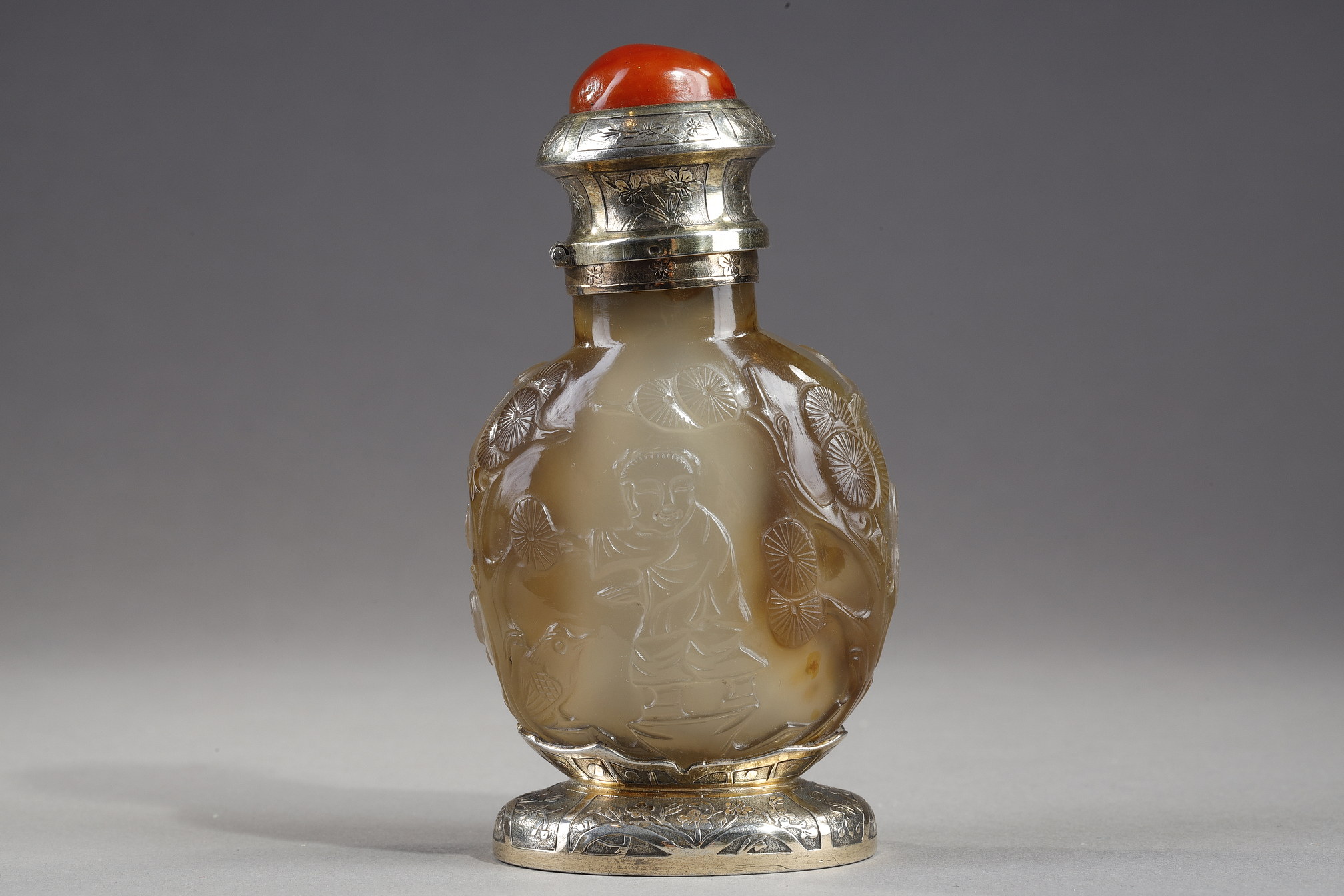 Snuff Bottles : Rare snuff bottle in agate carved and mounted in gilded brick - China 19th century for the snuffbottle and 20em for the mount probably made by Leb Kueenner for the house Yamanaka New York (Signature difficult to read)