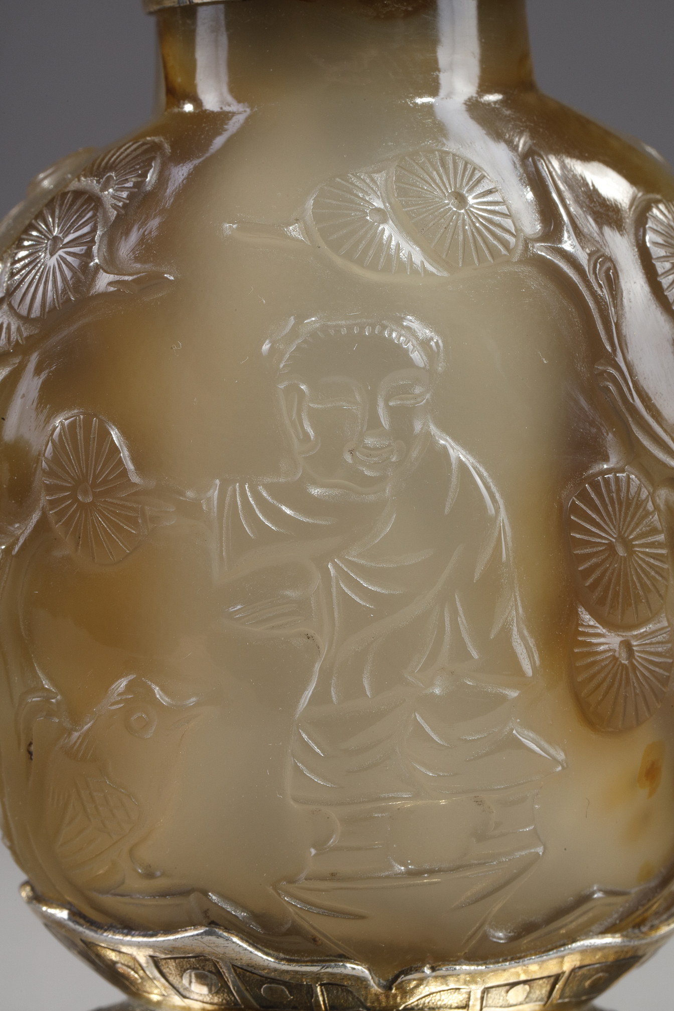 Snuff Bottles : Rare snuff bottle in agate carved and mounted in gilded brick - China 19th century for the snuffbottle and 20em for the mount probably made by Leb Kueenner for the house Yamanaka New York (Signature difficult to read)