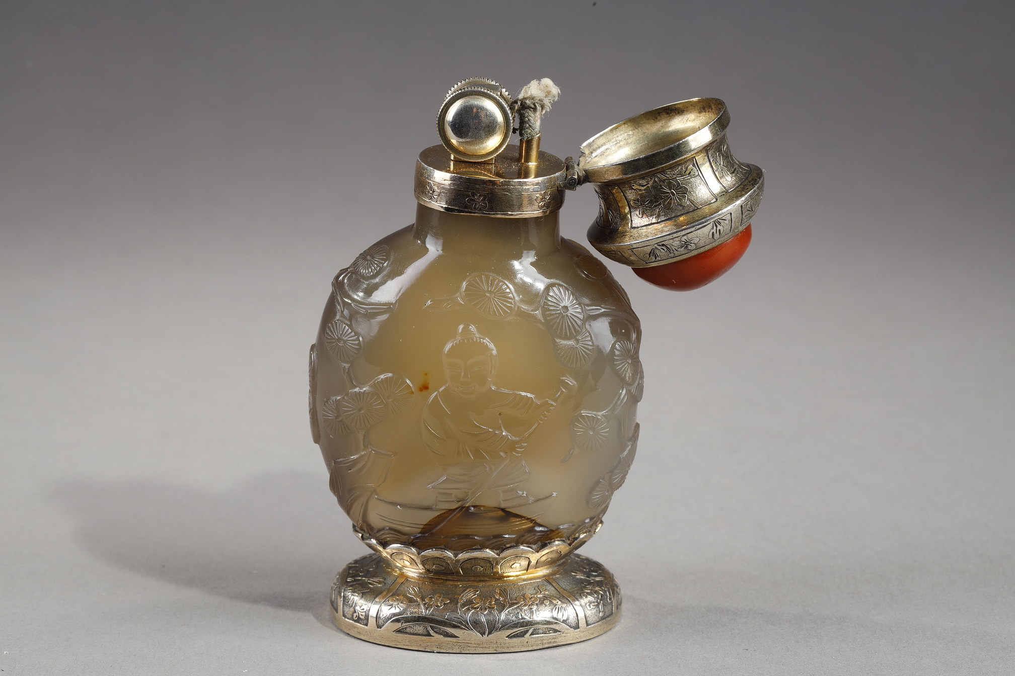 Snuff Bottles : Rare snuff bottle in agate carved and mounted in gilded brick - China 19th century for the snuffbottle and 20em for the mount probably made by Leb Kueenner for the house Yamanaka New York (Signature difficult to read)