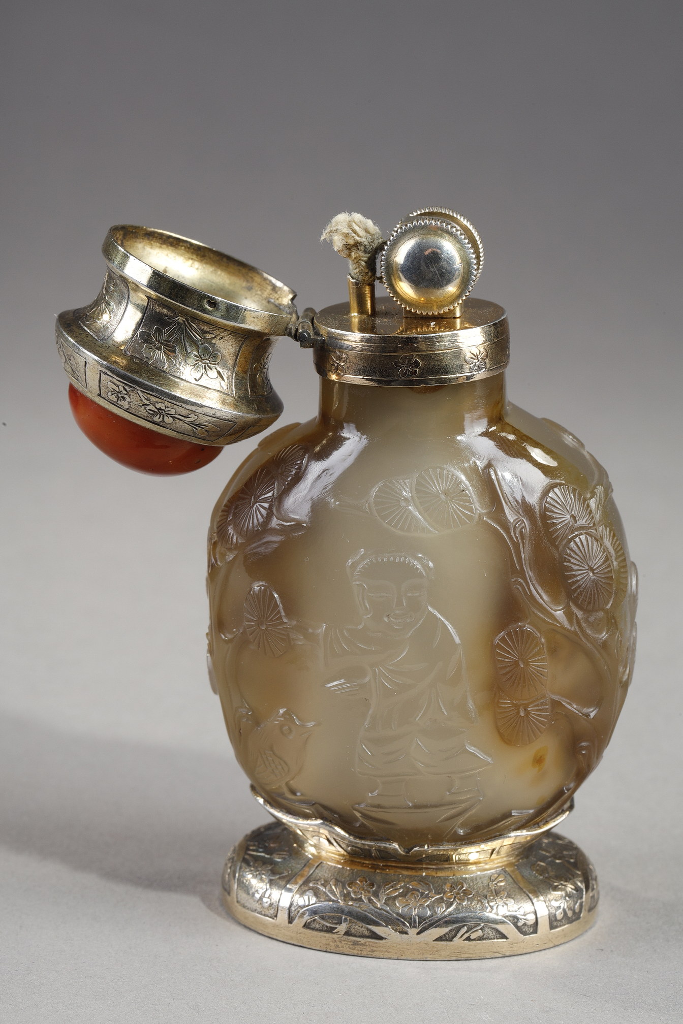 Snuff Bottles : Rare snuff bottle in agate carved and mounted in gilded brick - China 19th century for the snuffbottle and 20em for the mount probably made by Leb Kueenner for the house Yamanaka New York (Signature difficult to read)