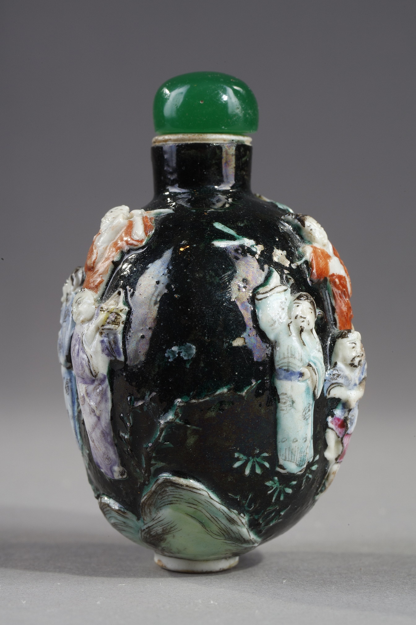 Snuff Bottles : snuff bottle porcelain molded with eight immortals on a dark green background - 1800/1830