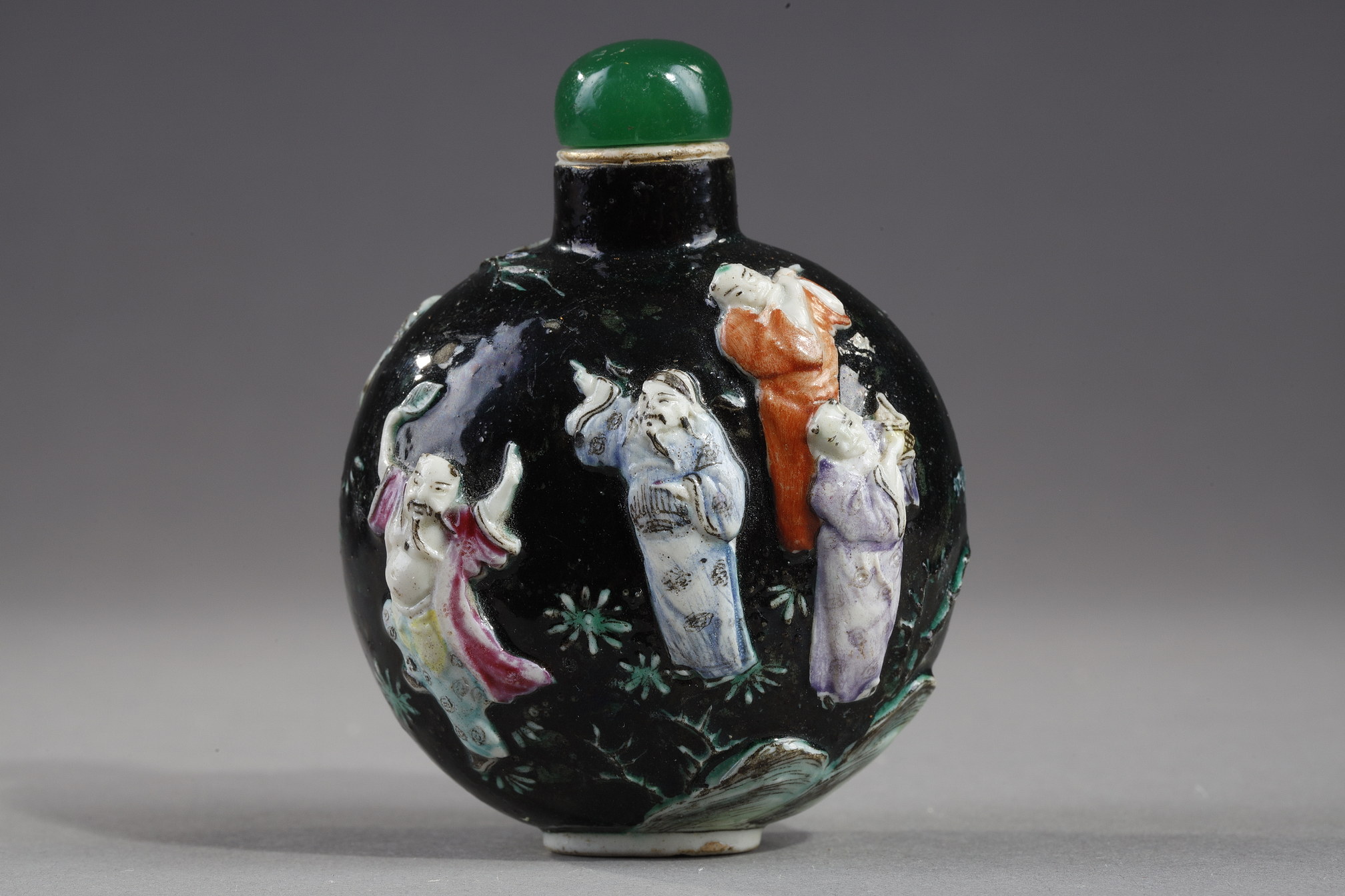 Snuff Bottles : snuff bottle porcelain molded with eight immortals on a dark green background - 1800/1830