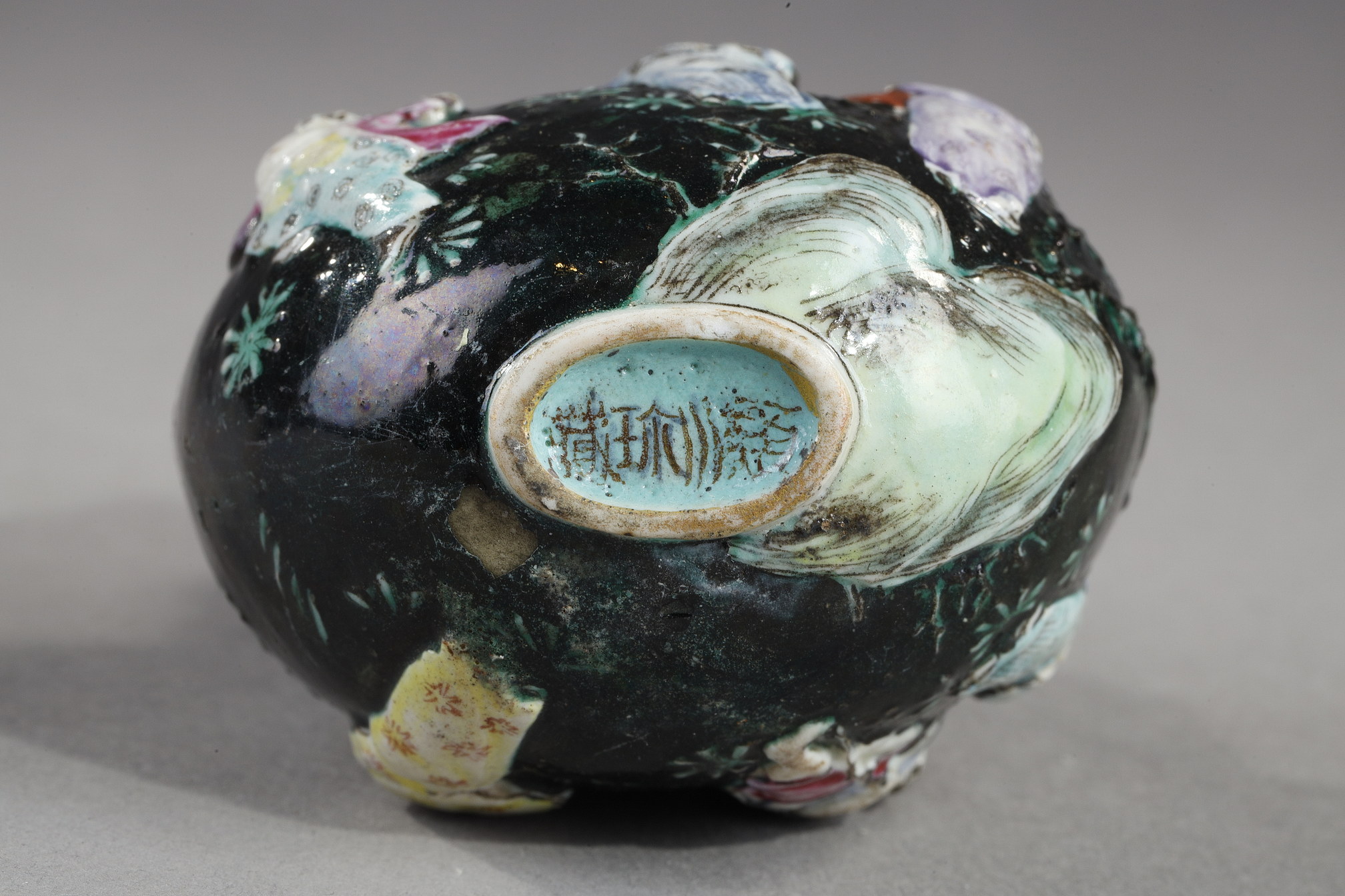 Snuff Bottles : snuff bottle porcelain molded with eight immortals on a dark green background - 1800/1830