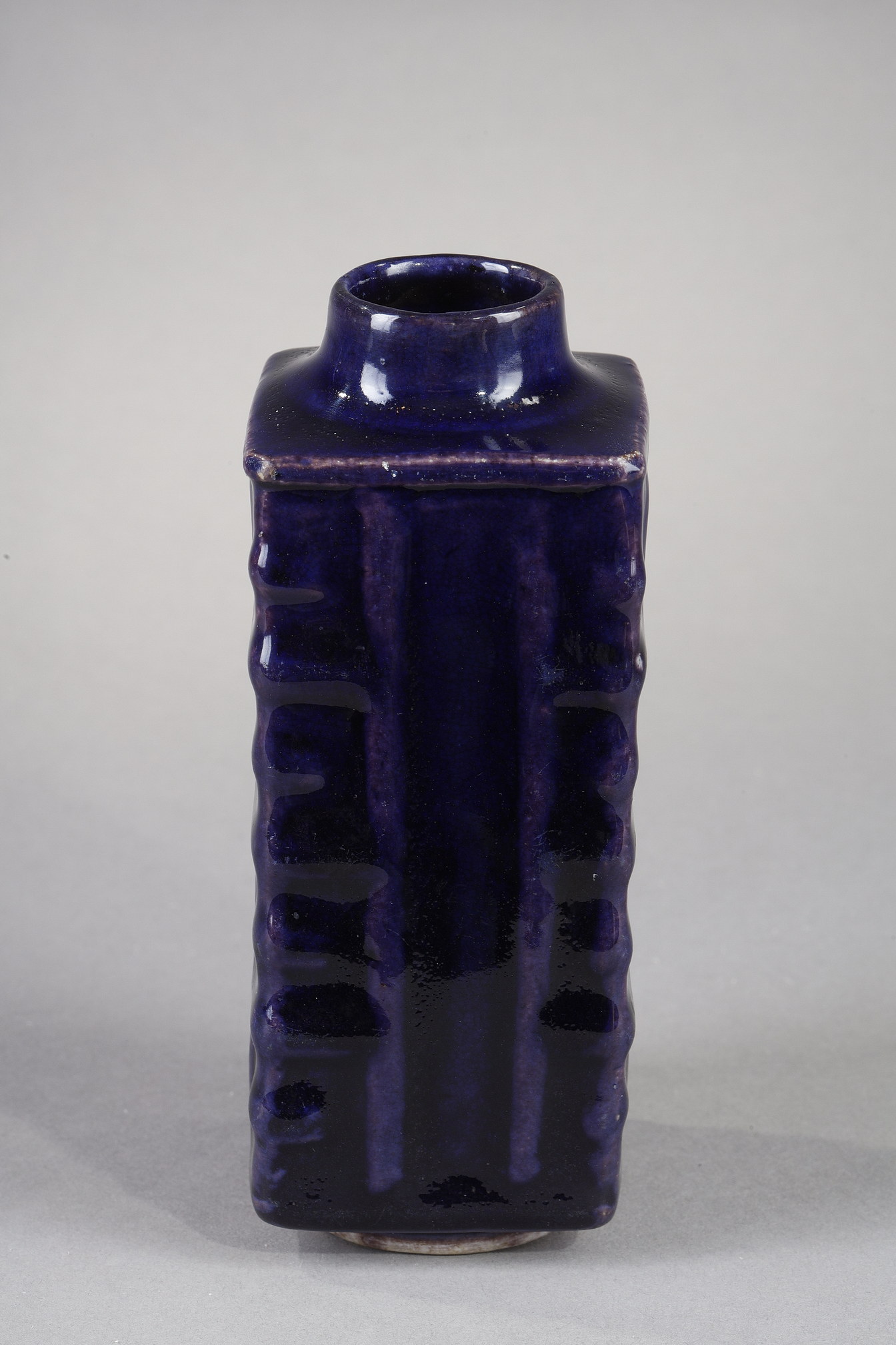 Polychrome : Rare vase  "cong" shape in biscuit enamelled aubergine . Kangxi period 1662/1722
H 13cm
