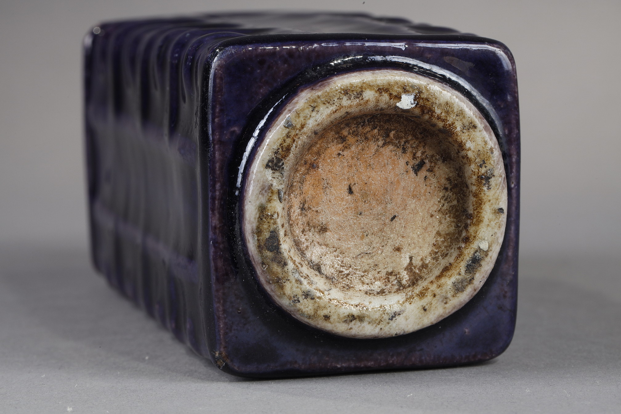 Polychrome : Rare vase  "cong" shape in biscuit enamelled aubergine . Kangxi period 1662/1722
H 13cm