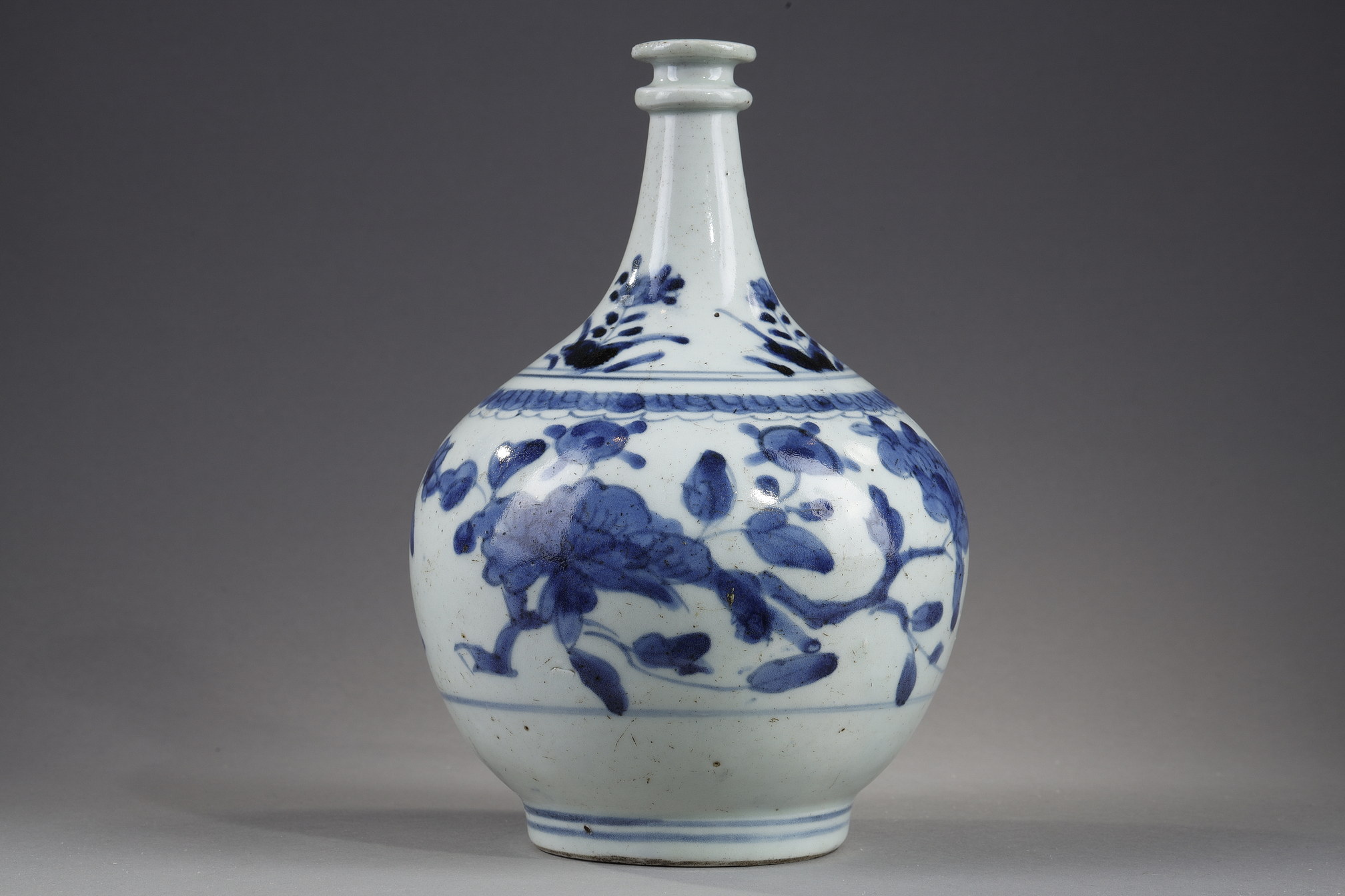 Japonais : bouteille a pharmacie en porcelaine bleu blanc - Japon fours d Arita -  vers 1670/80
H 20,5cm