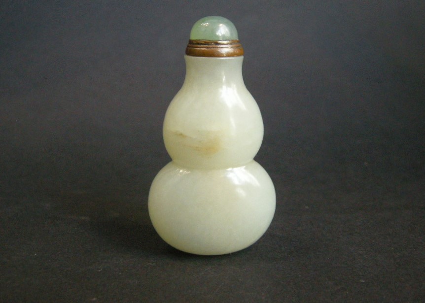 Snuff Bottles : Snuff bottle jade celadon color double gourd - 19th century