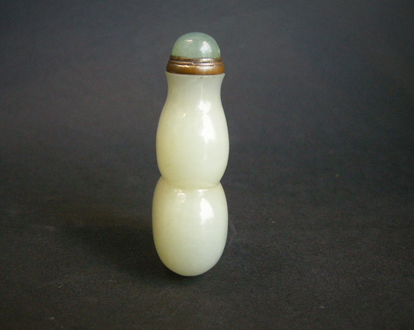 Snuff Bottles : Snuff bottle jade celadon color double gourd - 19th century