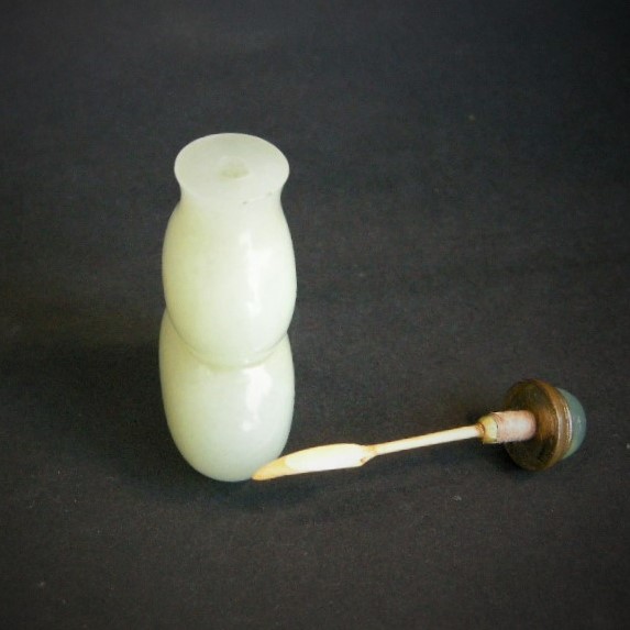 Snuff Bottles : Snuff bottle jade celadon color double gourd - 19th century