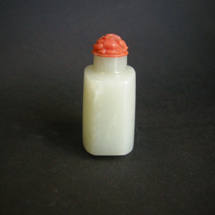 Snuff Bottles : Snuff bottle jade celadon  with the mark XUTING  it is a wish " that you may know the continuation of your presence in court at the imperial hearings" . 
circa 1900 -