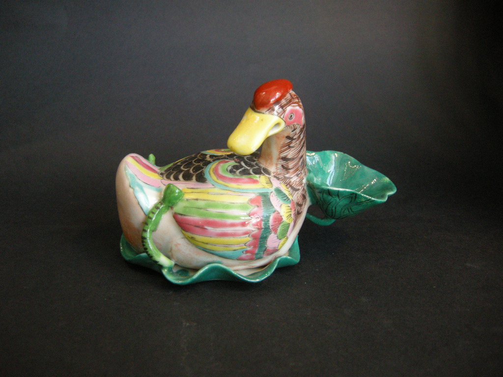 Polychrome : duck on a lotus leaf porcelain  famille rose - China Qianlong period 1736/1795