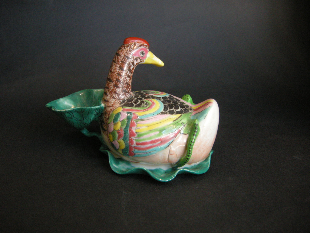 Polychrome : duck on a lotus leaf porcelain  famille rose - China Qianlong period 1736/1795