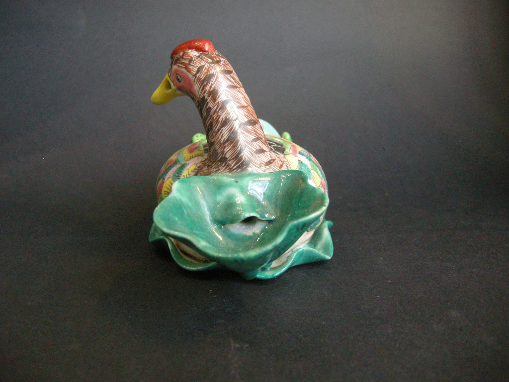 Polychrome : duck on a lotus leaf porcelain  famille rose - China Qianlong period 1736/1795