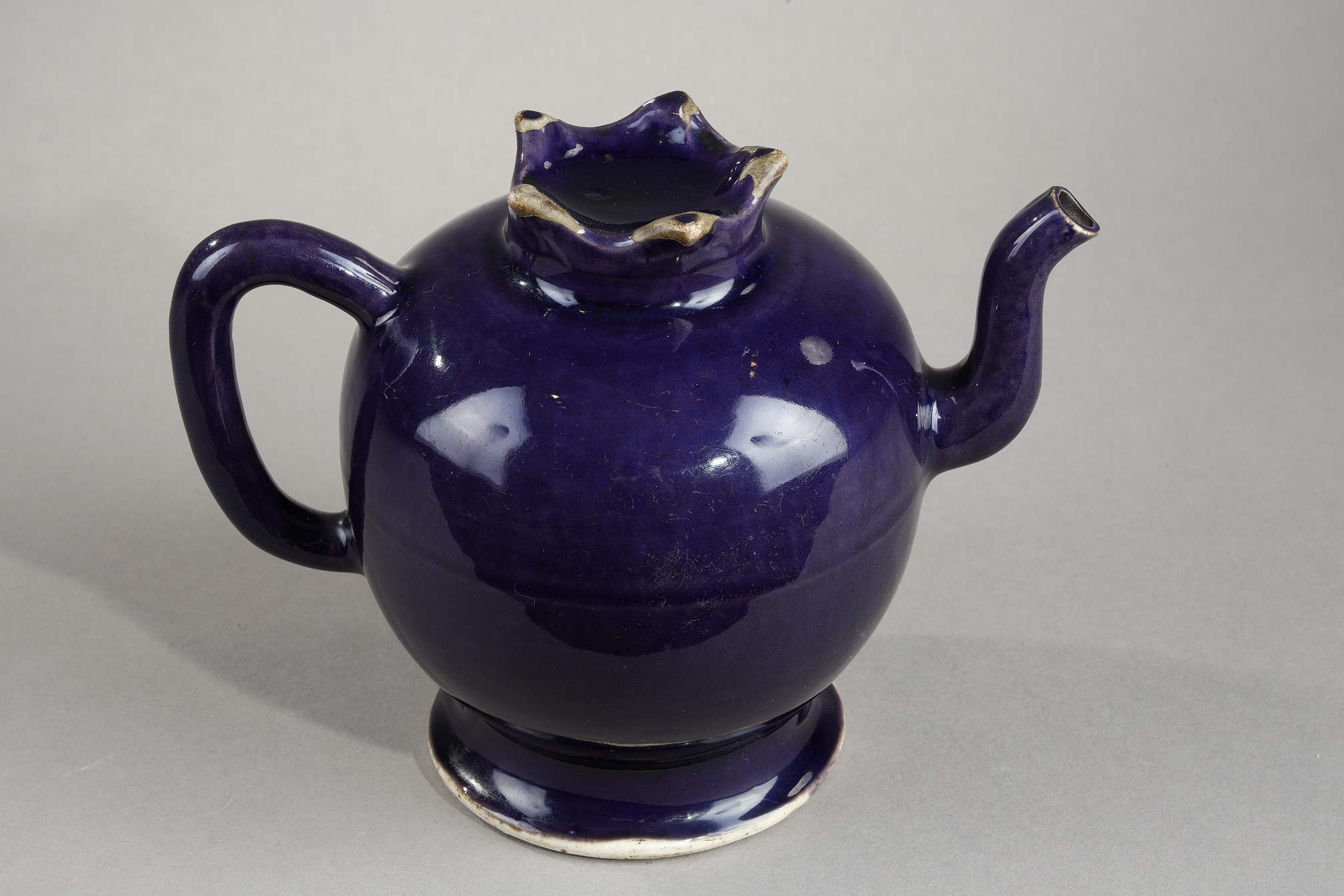 Polychrome : Rare  surprise jug in the shape of pomegranate porcelain  aubergine enamelled- China  Kangxi 1662/1722