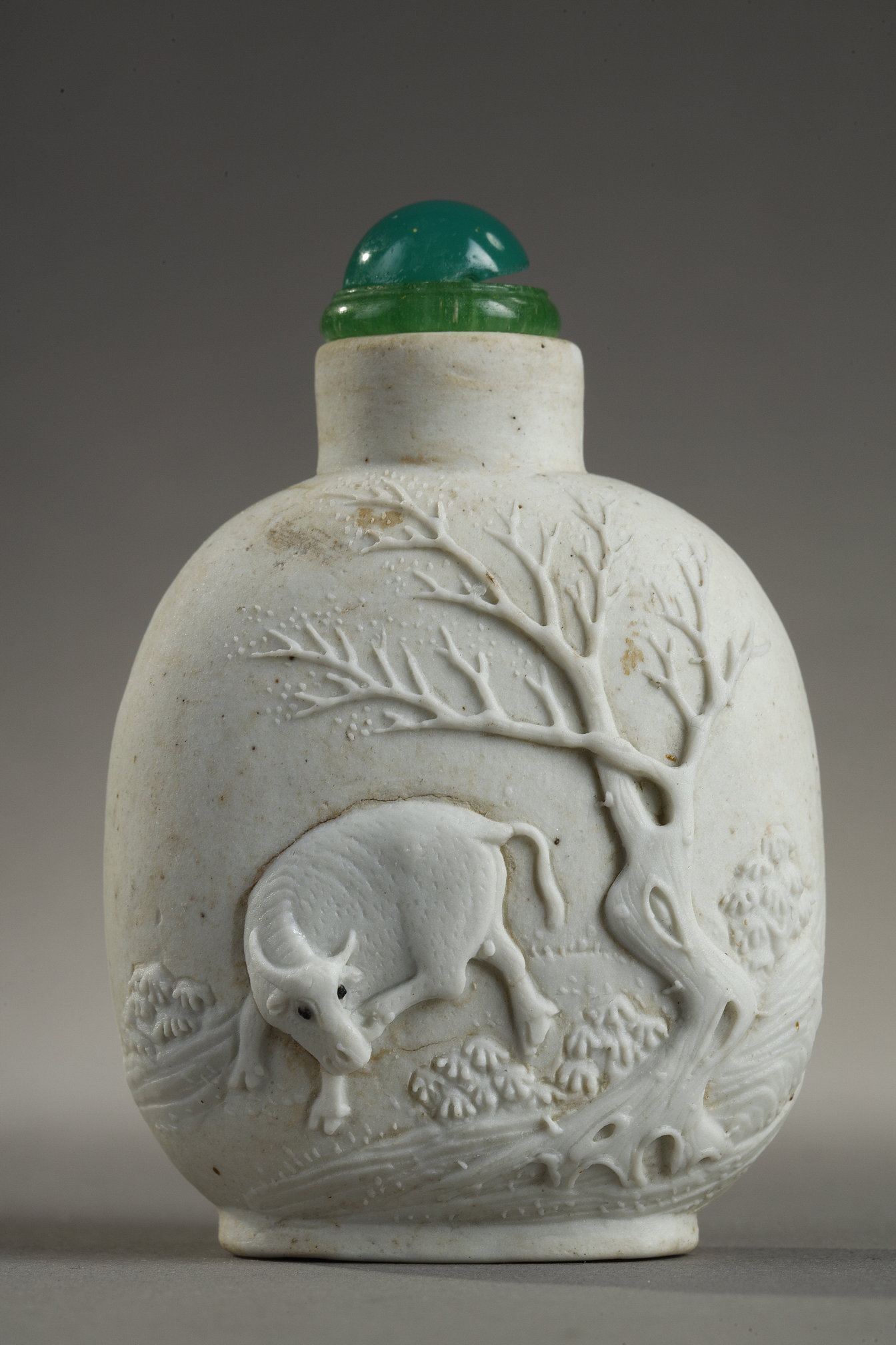Snuff Bottles : Unglazed biscuit snuff bottle with embossed decoration of a buffalo under a tree and another of an inscription " - Eight hundred years of longevity "  - Xuande nianzi brand -  
Chen Guozi School China 1821/1874 H 5.6cm