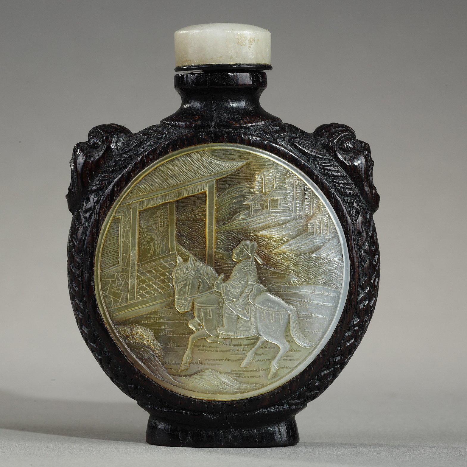 Snuff Bottles : Rare lacquered and carved bamboo snuffbottle with a sculpted mother-of-pearl panels - China 19th century 
H 6.5cm