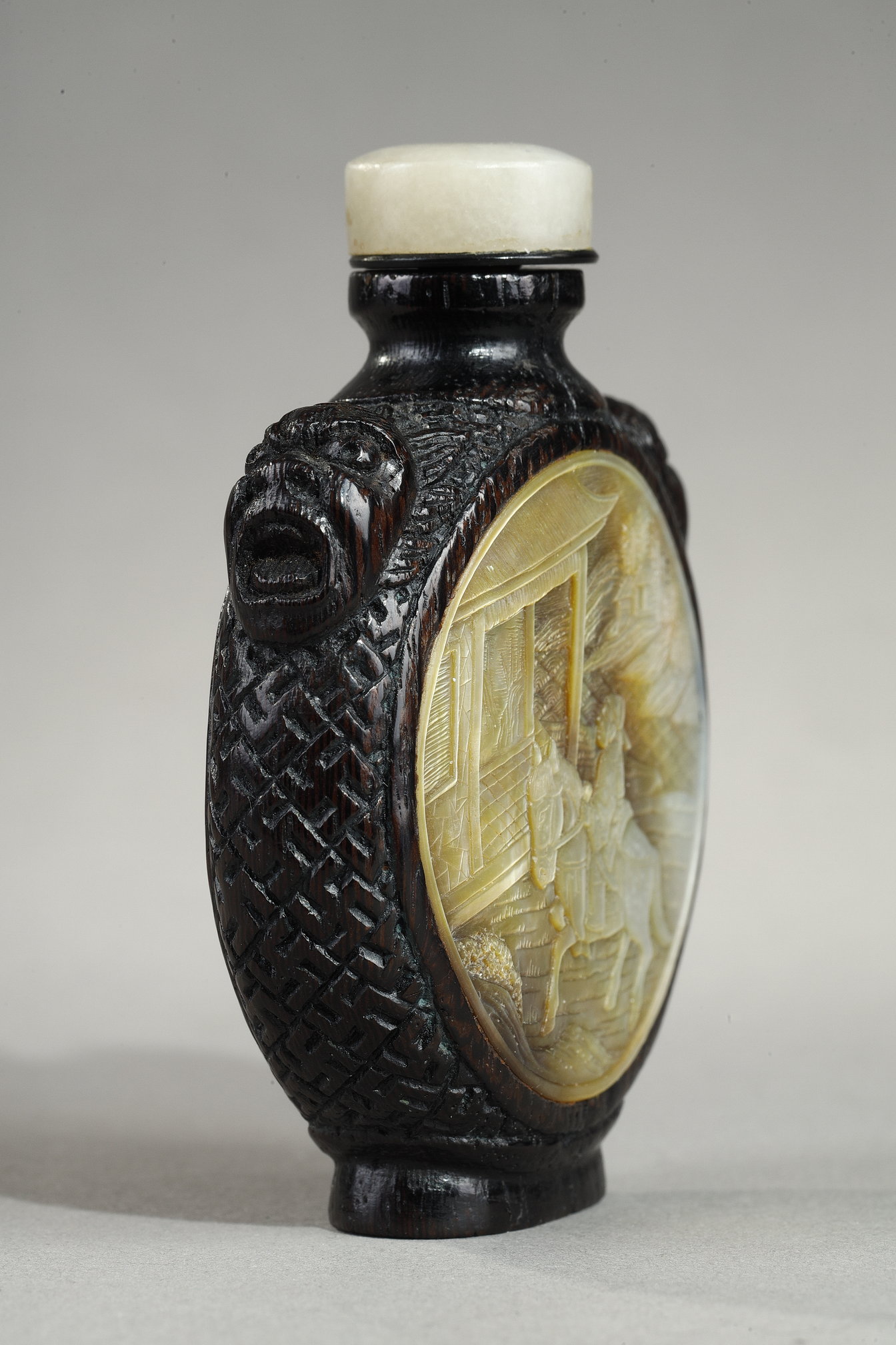 Snuff Bottles : Rare lacquered and carved bamboo snuffbottle with a sculpted mother-of-pearl panels - China 19th century 
H 6.5cm