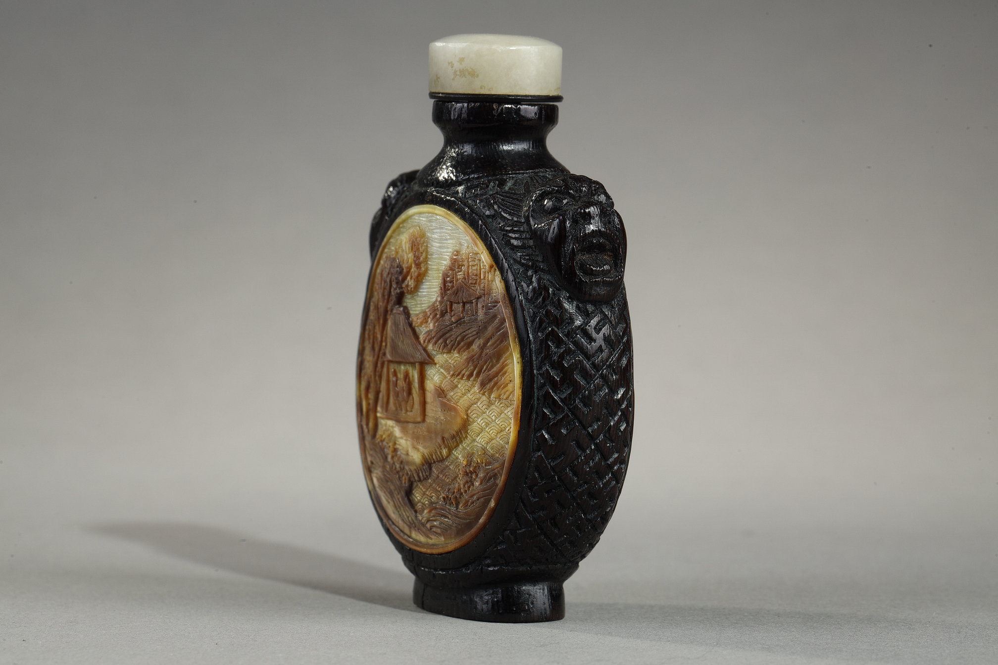 Snuff Bottles : Rare lacquered and carved bamboo snuffbottle with a sculpted mother-of-pearl panels - China 19th century 
H 6.5cm