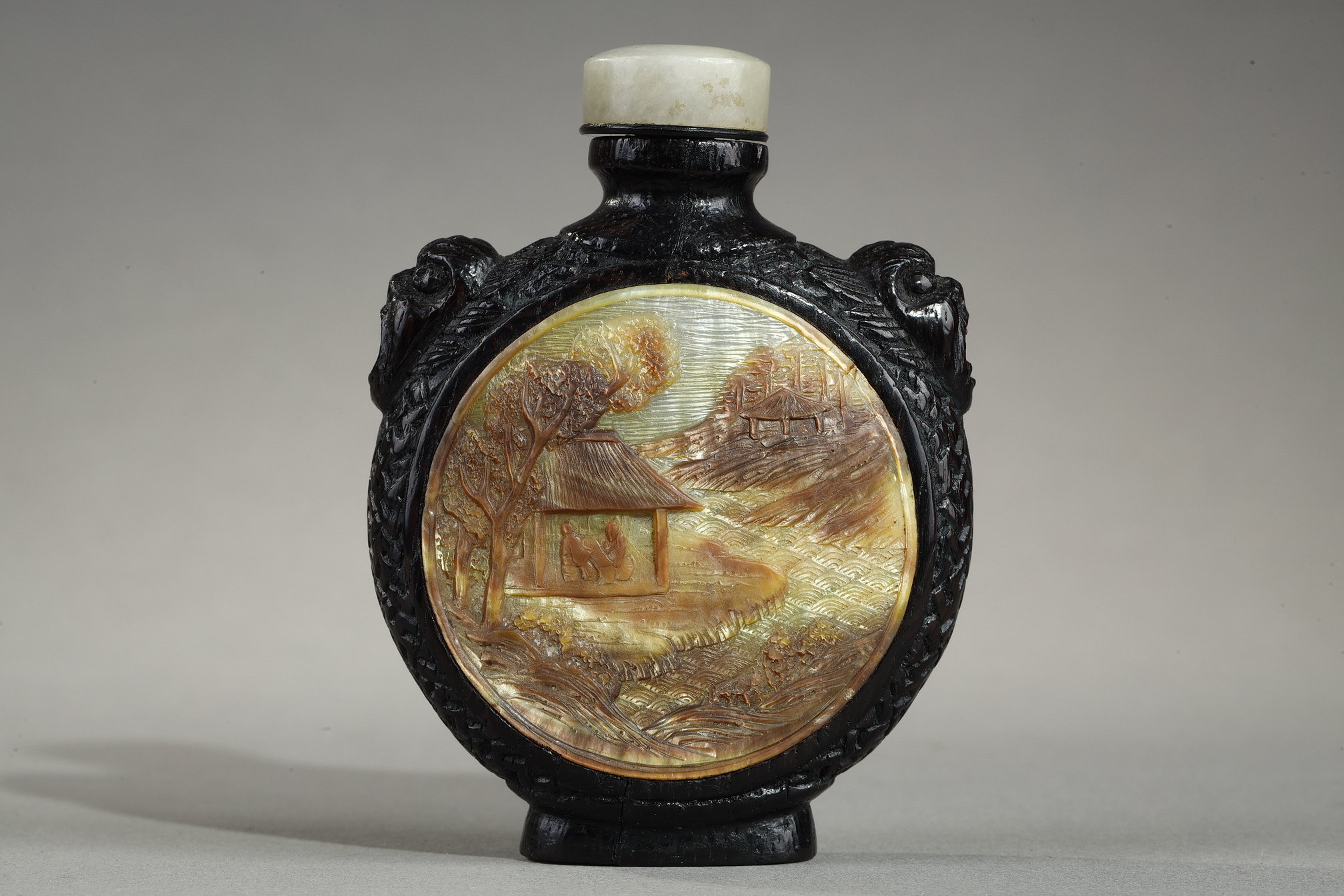 Snuff Bottles : Rare lacquered and carved bamboo snuffbottle with a sculpted mother-of-pearl panels - China 19th century 
H 6.5cm
