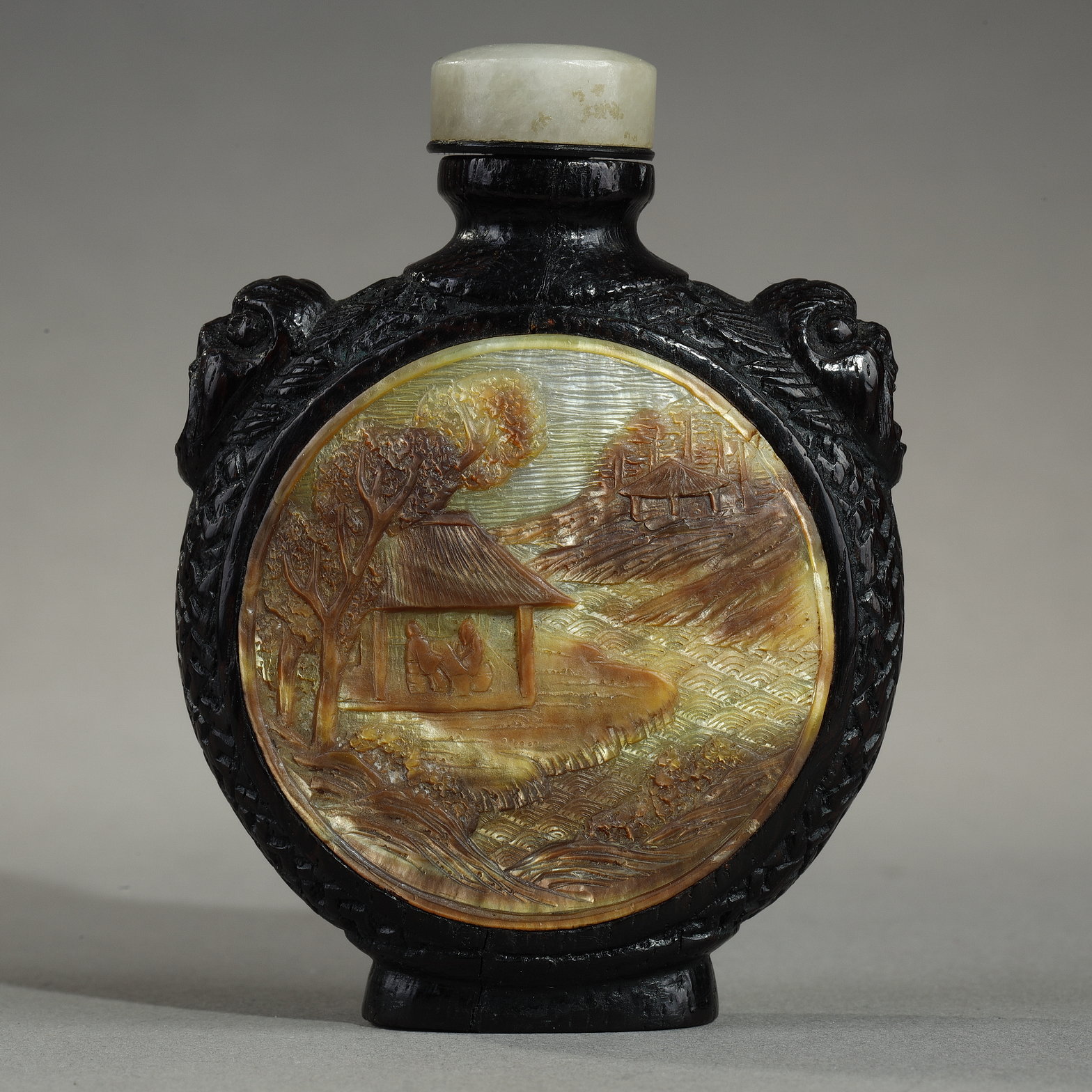 Snuff Bottles : Rare lacquered and carved bamboo snuffbottle with a sculpted mother-of-pearl panels - China 19th century 
H 6.5cm