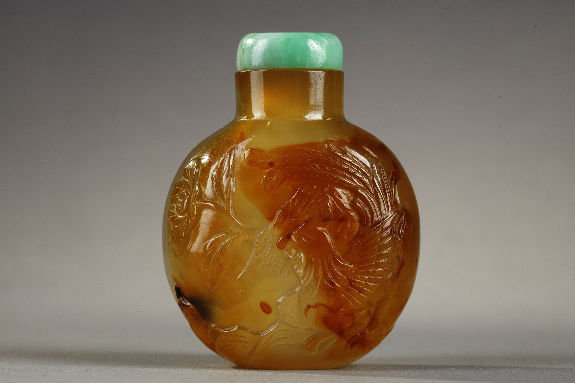 Snuff Bottles : agate snuffbottle finely carved from a phoenix looking at a flower and on the other side a bird of prey facing a tiger - China official school around 1800/1850
H 5,6cm