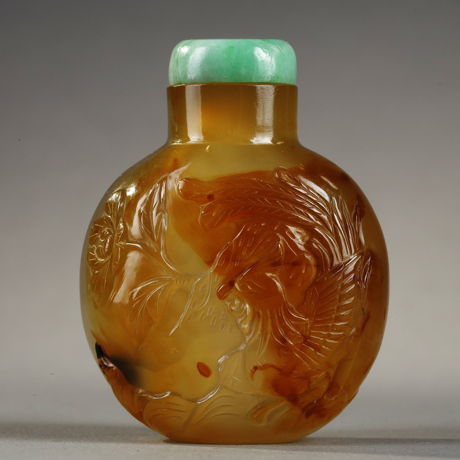 Snuff Bottles : agate snuffbottle finely carved from a phoenix looking at a flower and on the other side a bird of prey facing a tiger - China official school around 1800/1850
H 5,6cm