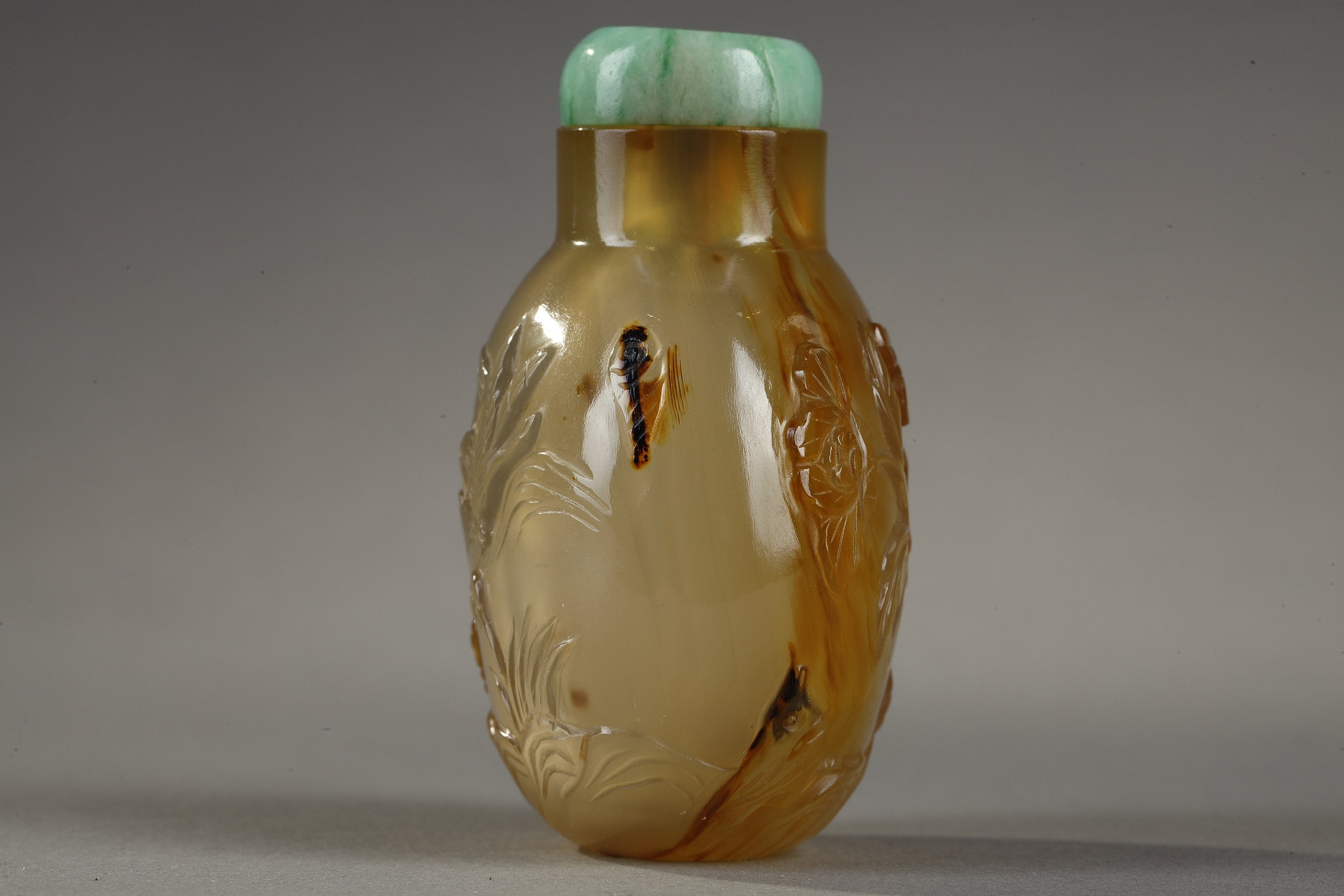 Snuff Bottles : agate snuffbottle finely carved from a phoenix looking at a flower and on the other side a bird of prey facing a tiger - China official school around 1800/1850
H 5,6cm