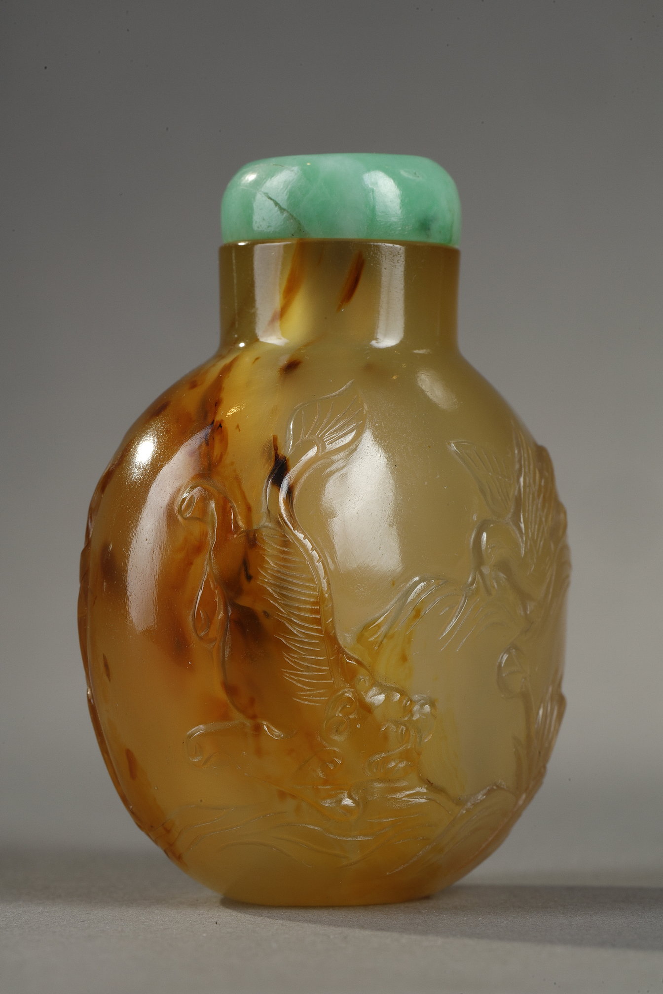 Snuff Bottles : agate snuffbottle finely carved from a phoenix looking at a flower and on the other side a bird of prey facing a tiger - China official school around 1800/1850
H 5,6cm