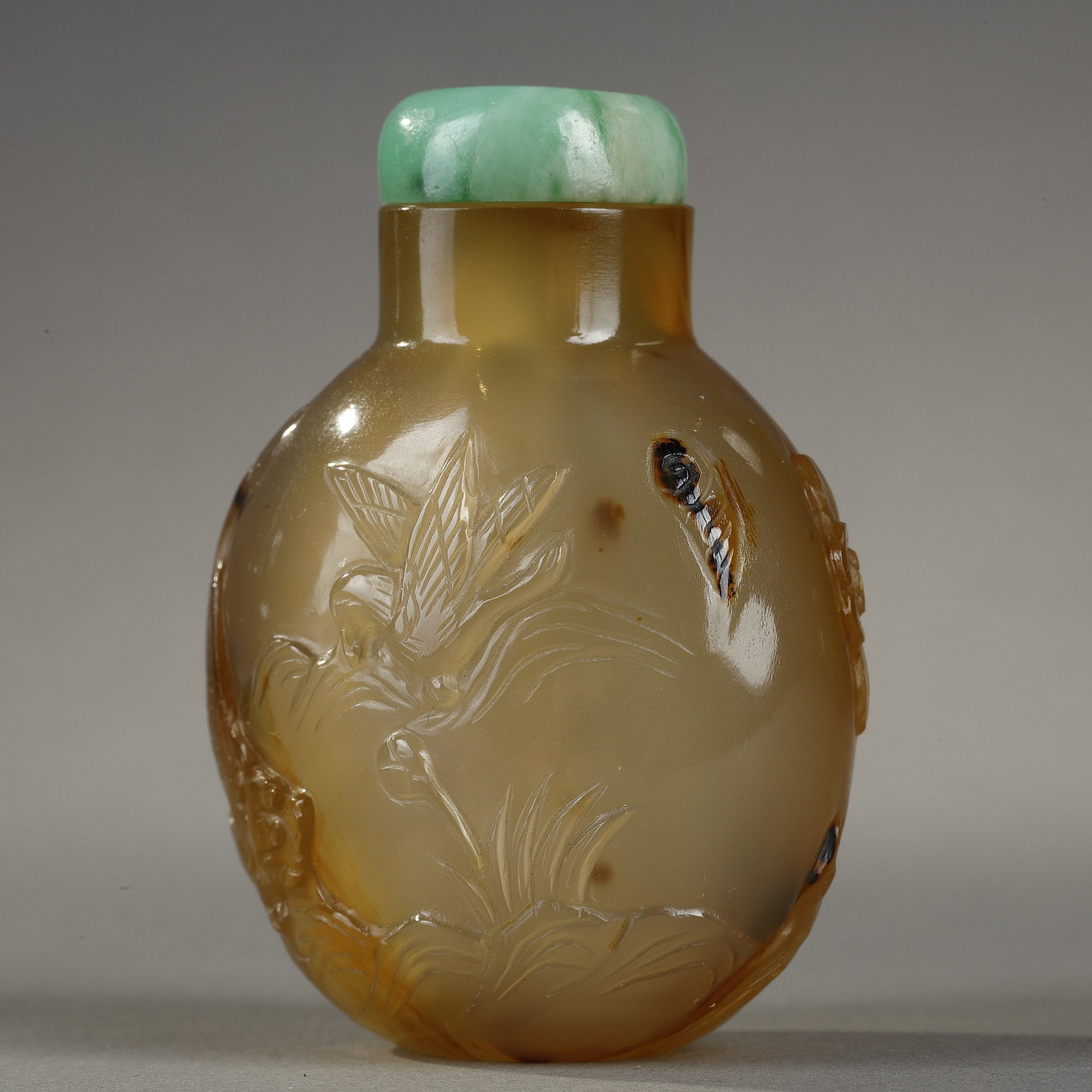 Snuff Bottles : agate snuffbottle finely carved from a phoenix looking at a flower and on the other side a bird of prey facing a tiger - China official school around 1800/1850
H 5,6cm