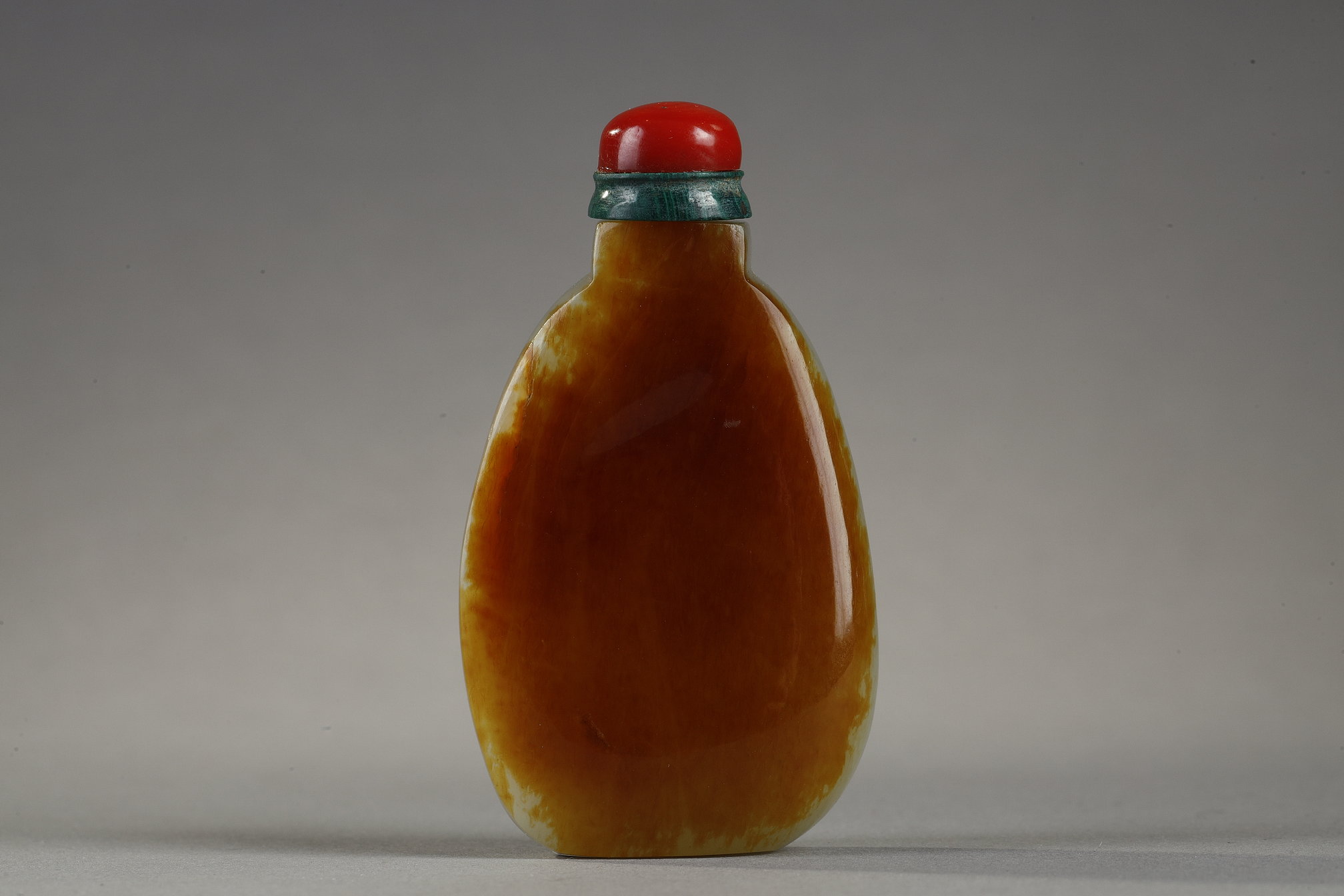 Snuff Bottles : Snuff bottle in light green jade on one side and rust brown  on the other - China 1750/1850
