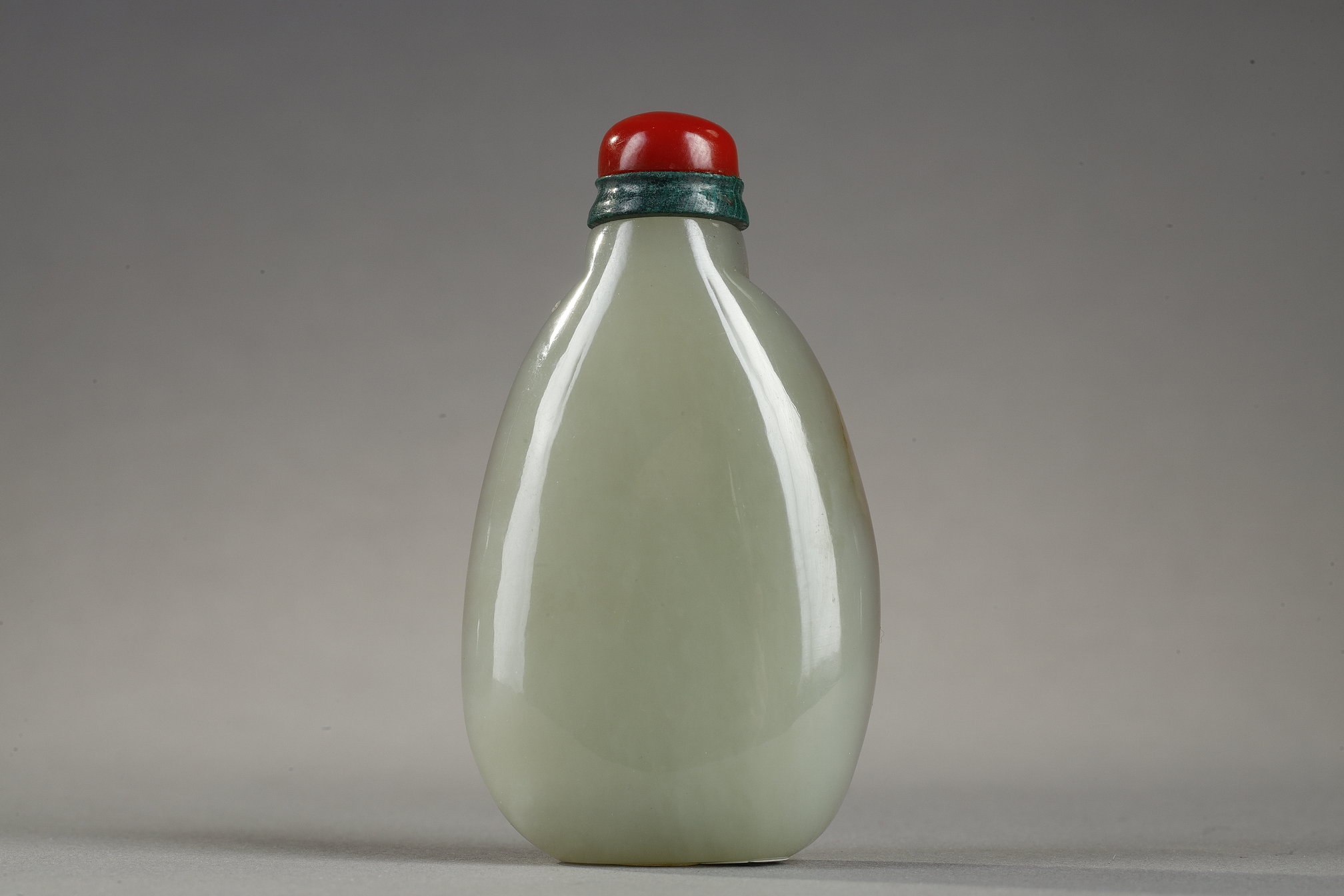 Snuff Bottles : Snuff bottle in light green jade on one side and rust brown  on the other - China 1750/1850