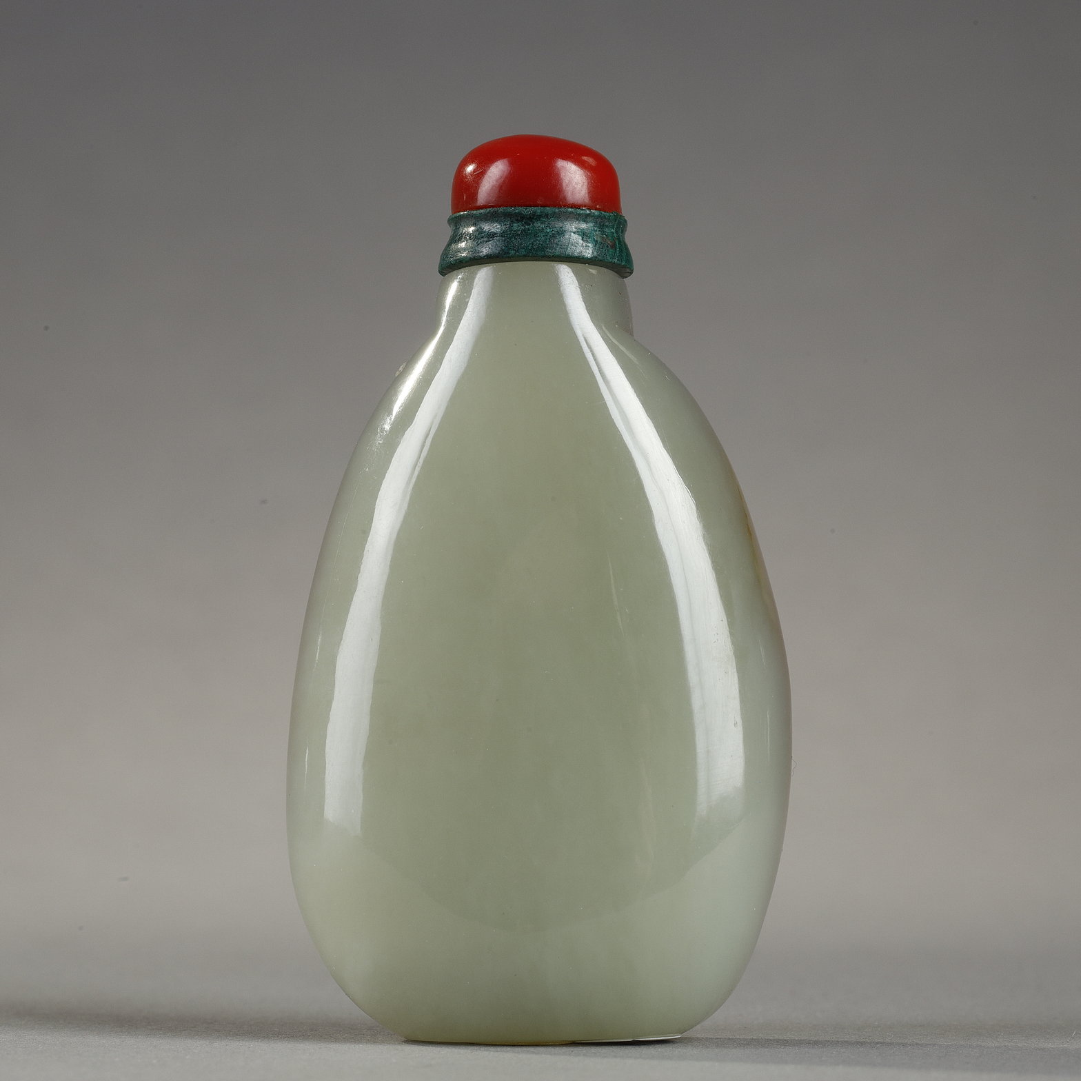 Snuff Bottles : Snuff bottle in light green jade on one side and rust brown  on the other - China 1750/1850
