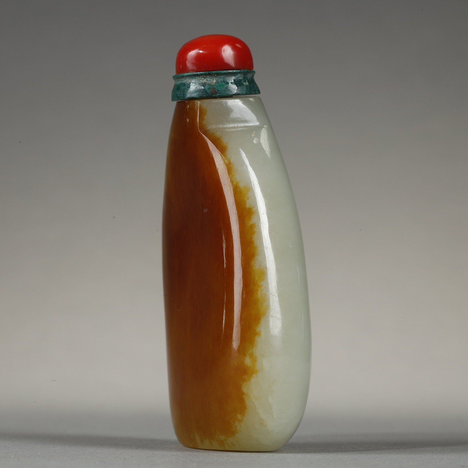 Snuff Bottles : Snuff bottle in light green jade on one side and rust brown  on the other - China 1750/1850