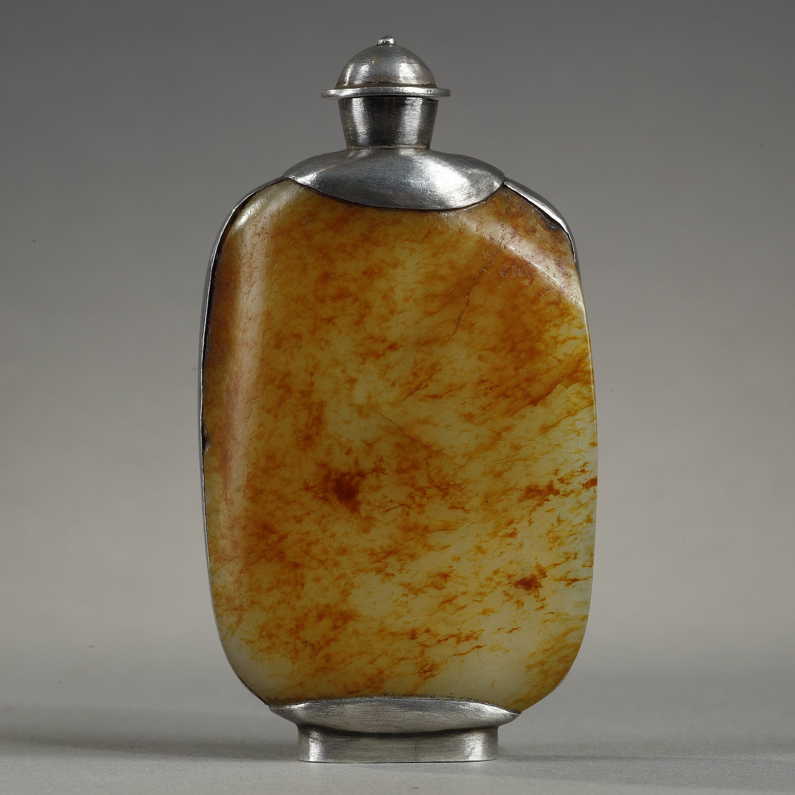 Snuff Bottles : Snuff bottle in the form of a speckled rusty jade pebble (1750/1850) included in a silver frame 
ciseled from the stem of leaves (late Qing period) -