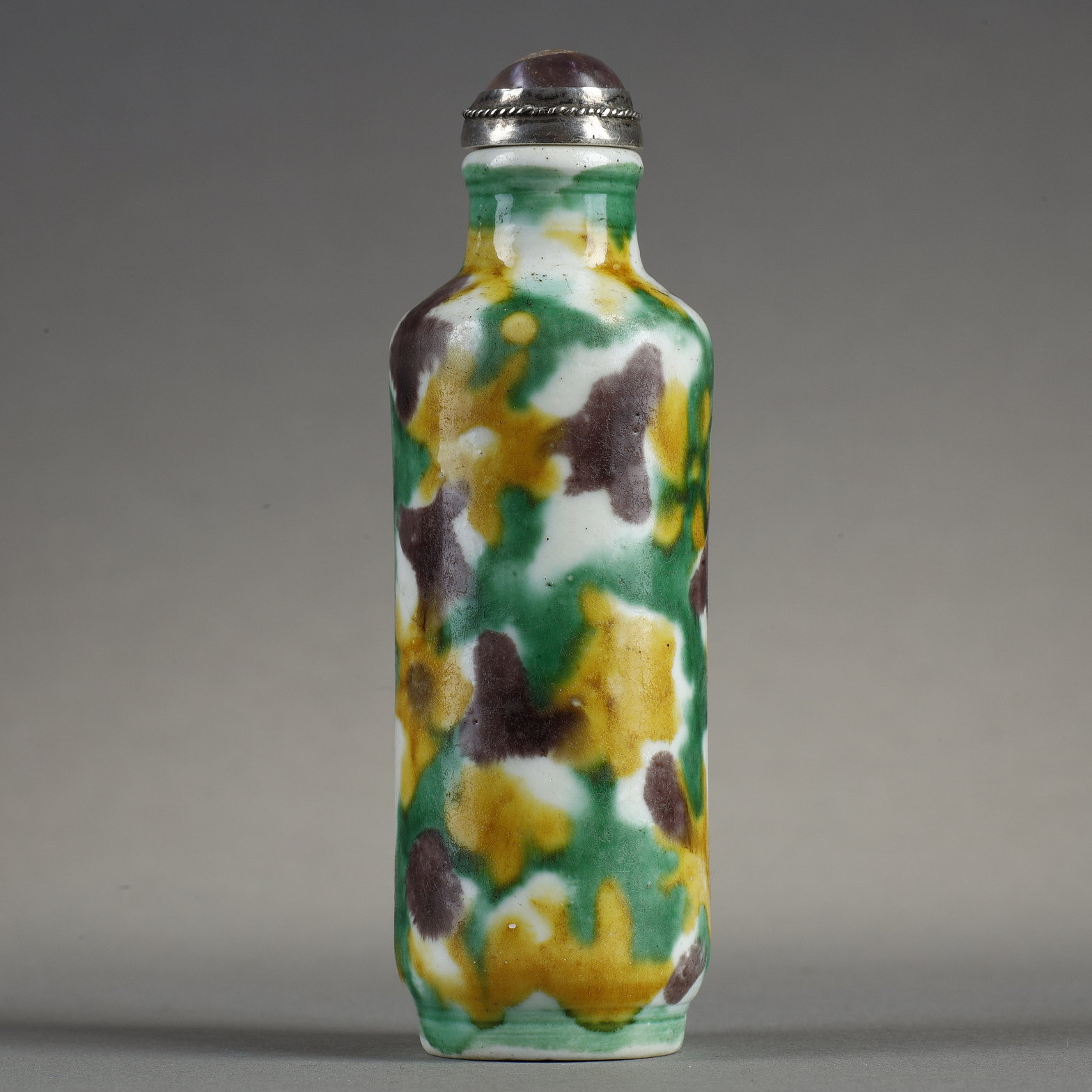 Snuff Bottles : Porcelain snuff bottle 3 colors green aubergine yellow type sancai - Mark in blue underglaze 
Yongzheng - China 19th century
