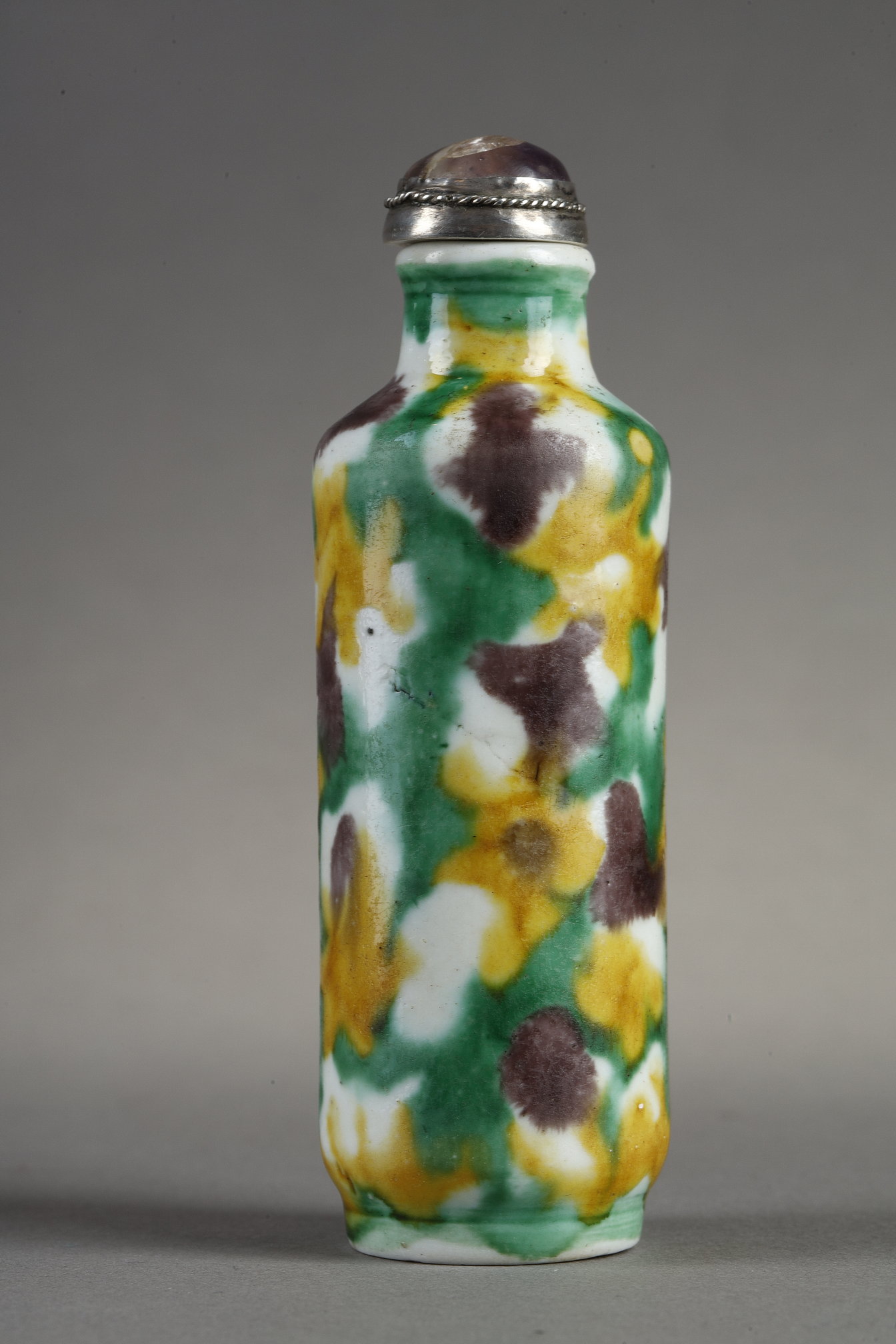 Snuff Bottles : Porcelain snuff bottle 3 colors green aubergine yellow type sancai - Mark in blue underglaze 
Yongzheng - China 19th century