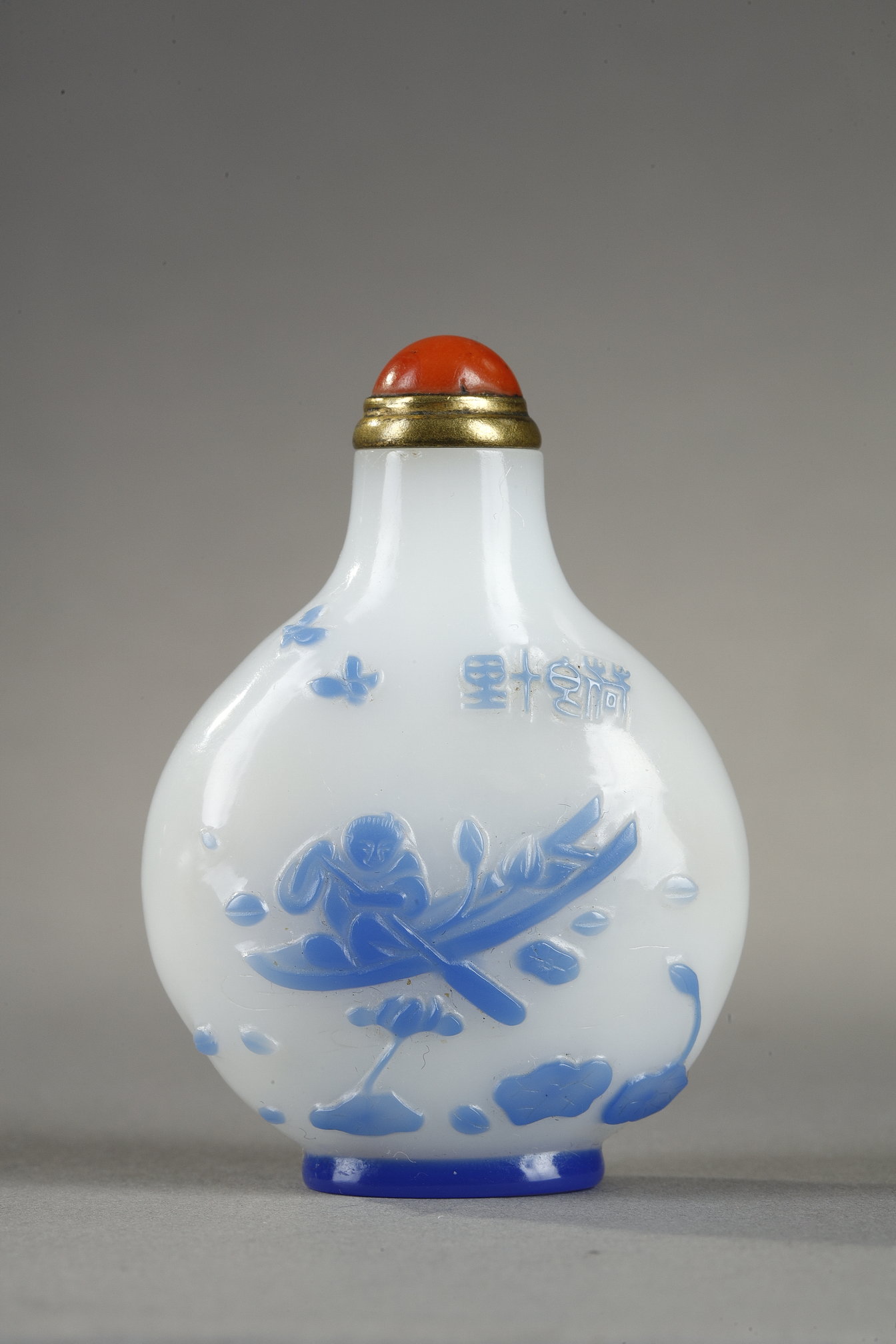 Tabatières : LE PRINTEMPS ASIATIQUE PARIS 2026 du 3 au 12  Juin 
Flacon tabatière en verre overlay bleu de l Ecole de Yangzhou  19em siècle