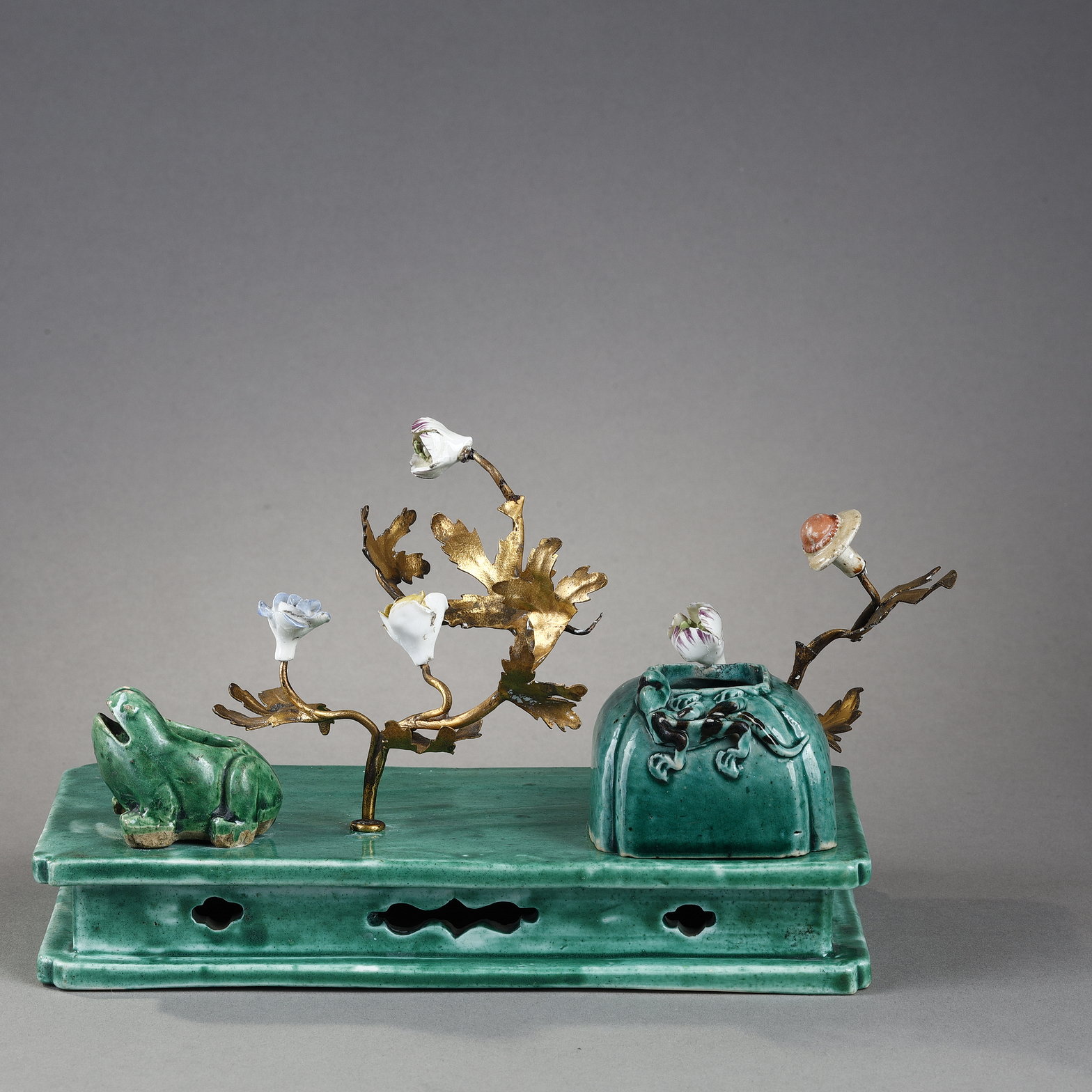 Works of Art : green enameled tray carrying two biscuits lettré objects in the shape of a frog and small jar with a dragon China period Kangxi 1662/1722
Mount made in Europe in golden metal and small flowers from the Meissen factory 