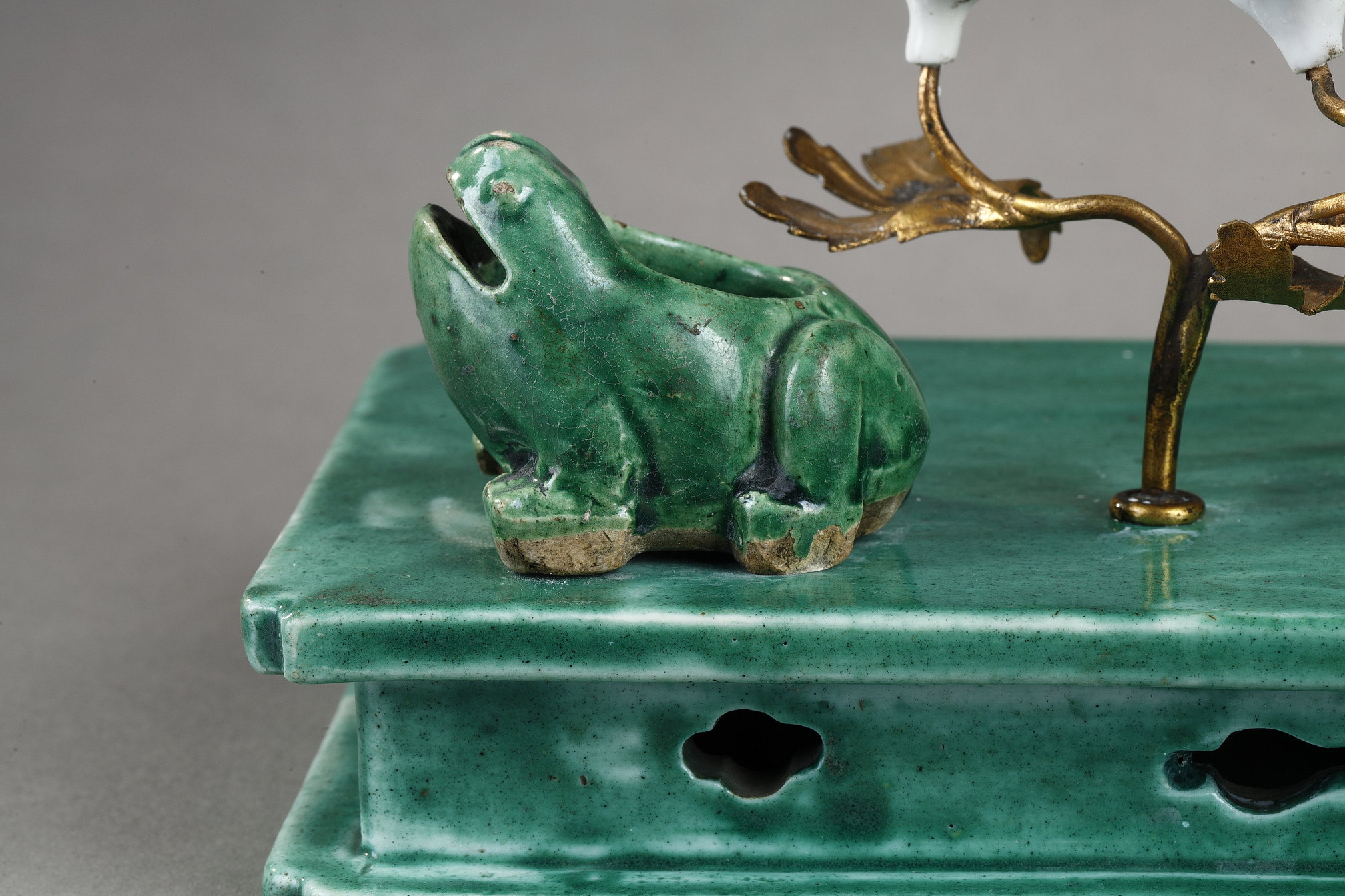 Works of Art : green enameled tray carrying two biscuits lettré objects in the shape of a frog and small jar with a dragon China period Kangxi 1662/1722
Mount made in Europe in golden metal and small flowers from the Meissen factory 